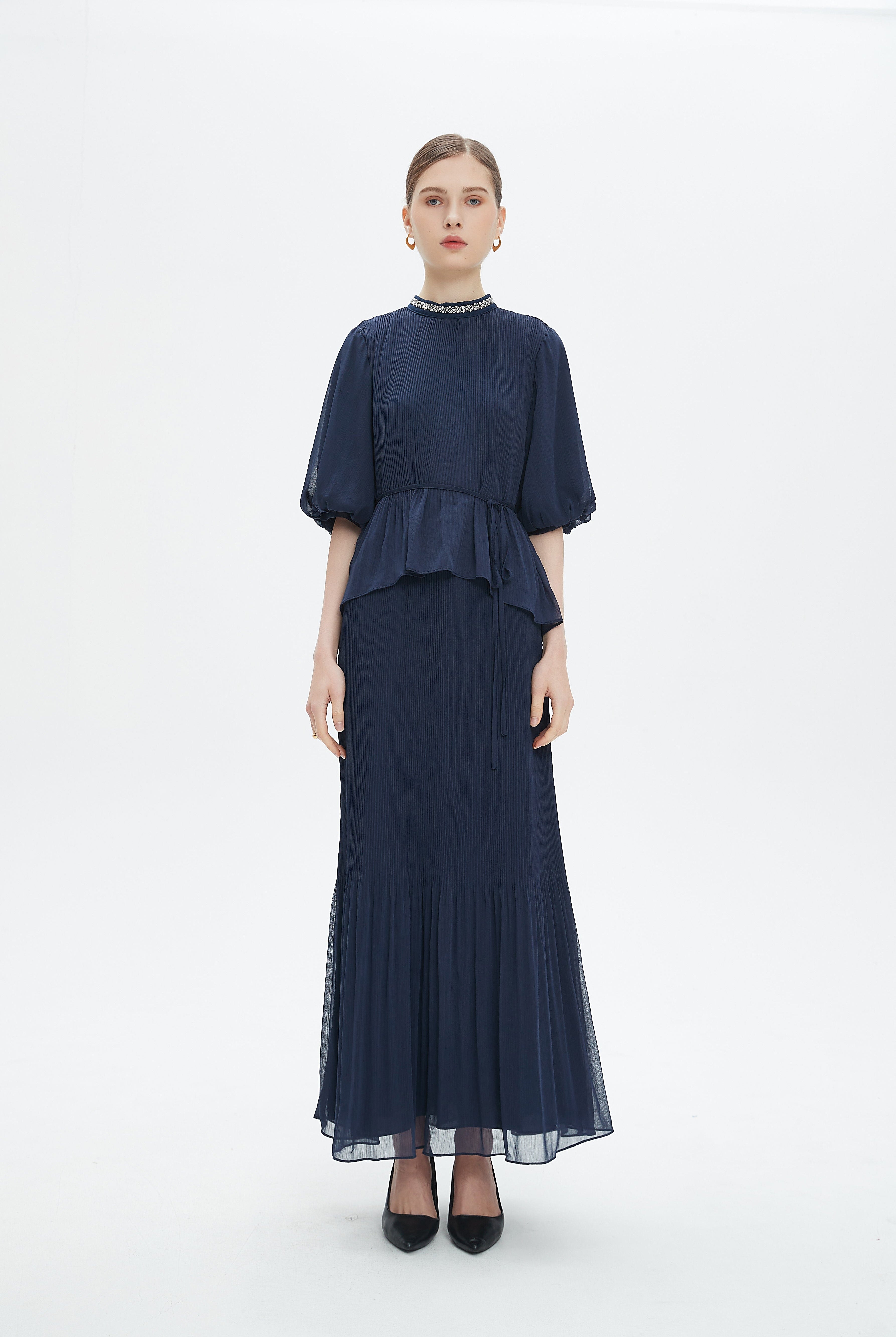 نتشي فستان ماكسي بأكمام قصيرة بتطريز على الرقبة