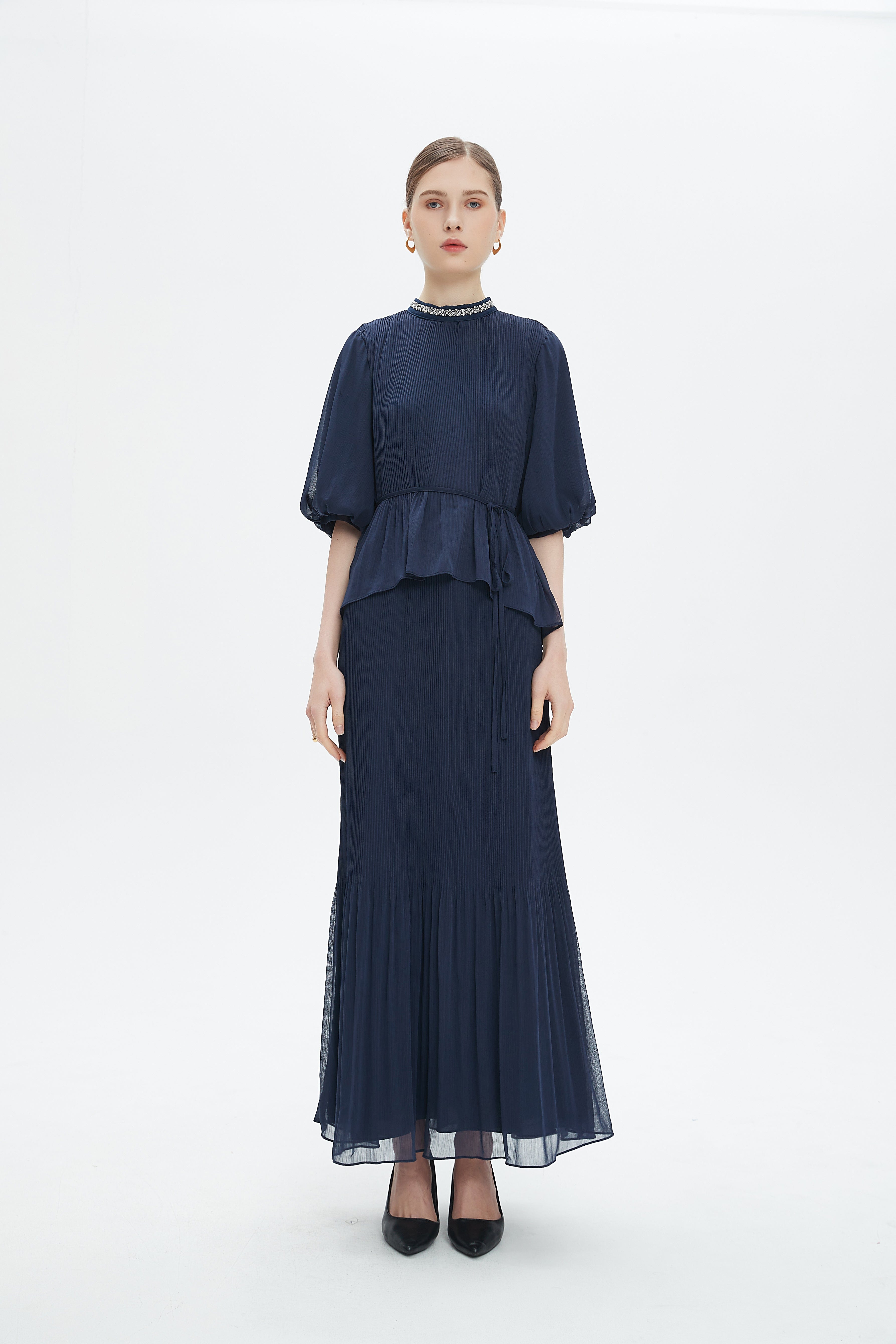 نتشي فستان ماكسي بأكمام قصيرة بتطريز على الرقبة