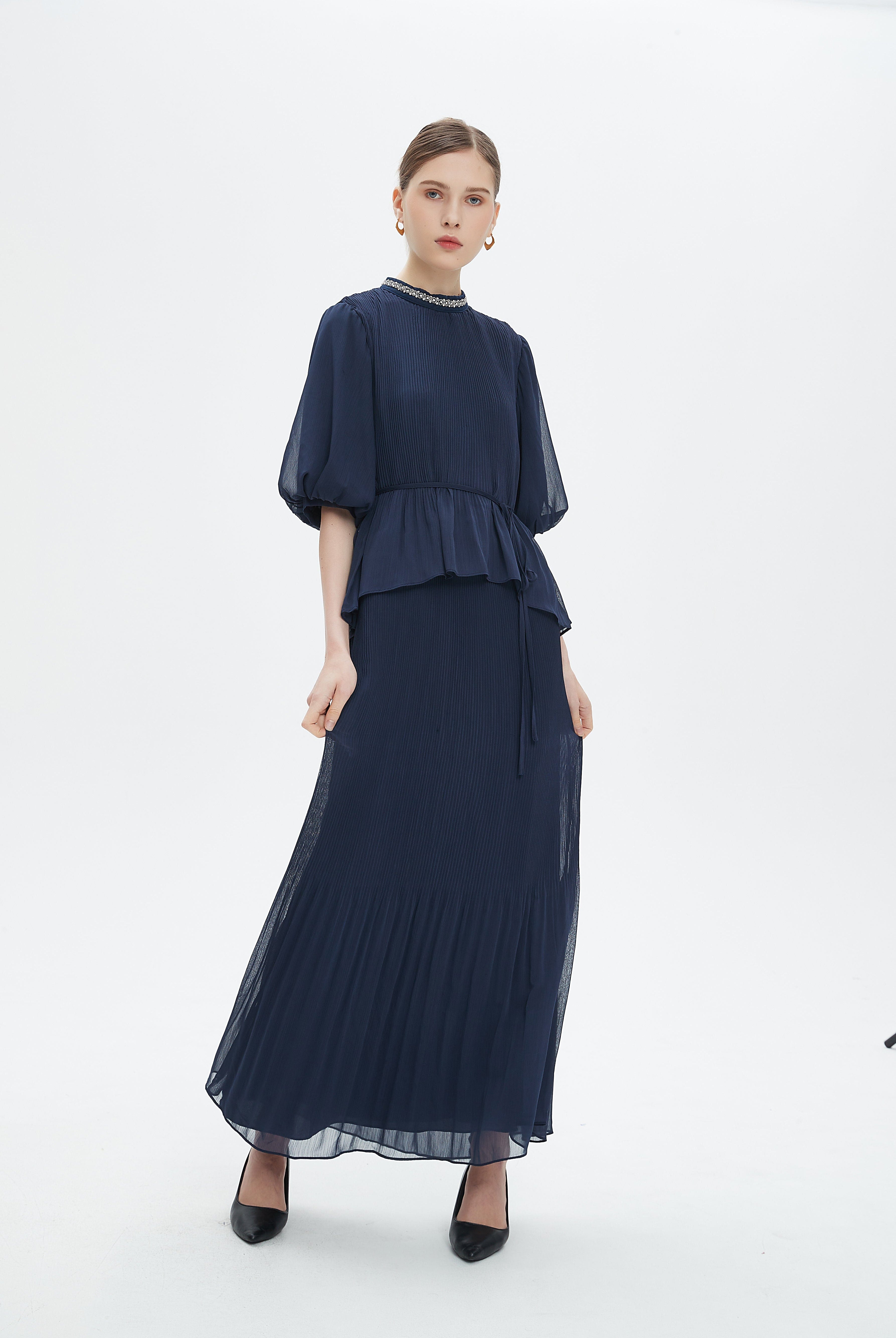 نتشي فستان ماكسي بأكمام قصيرة بتطريز على الرقبة