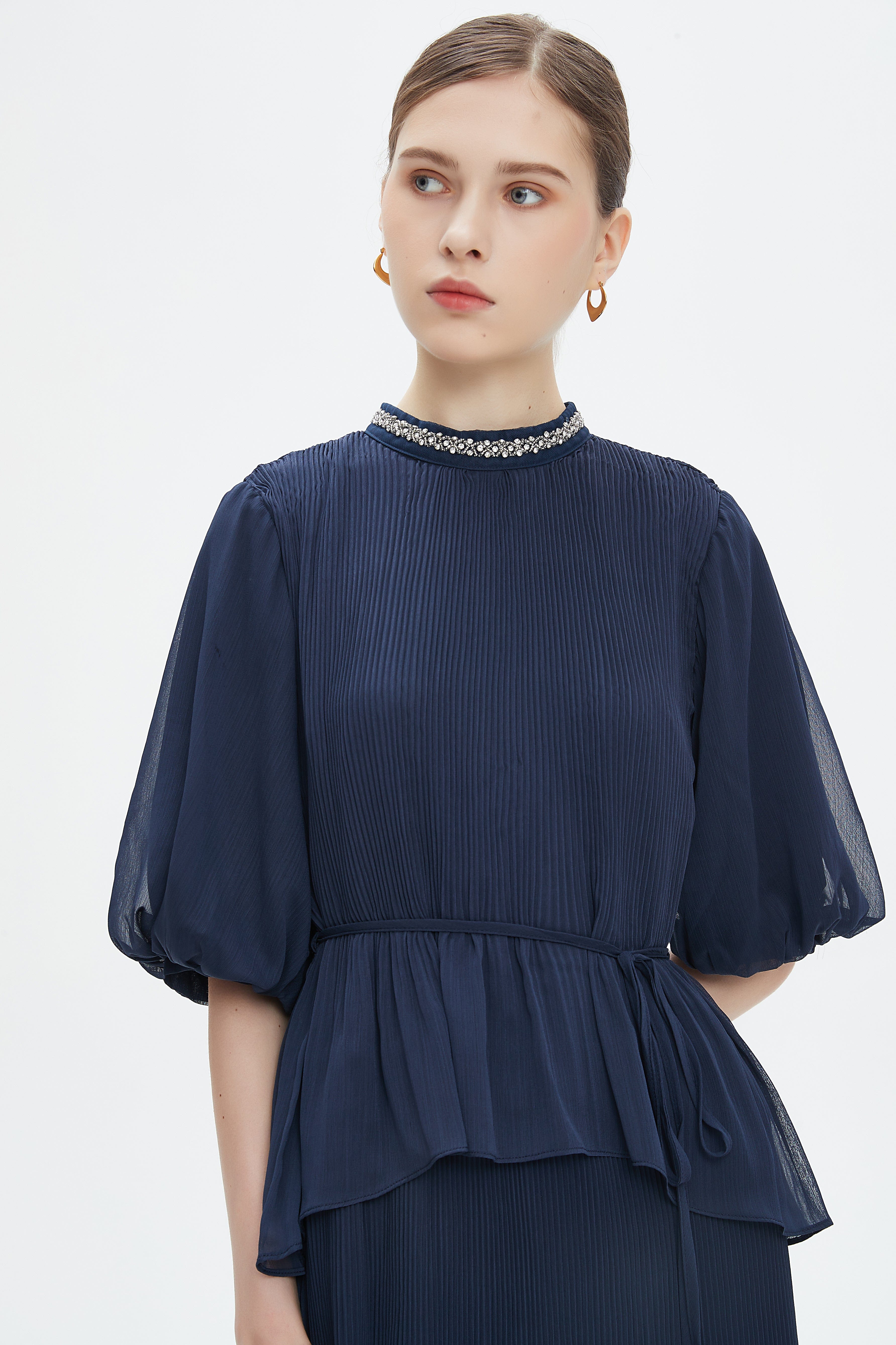 نتشي فستان ماكسي بأكمام قصيرة بتطريز على الرقبة