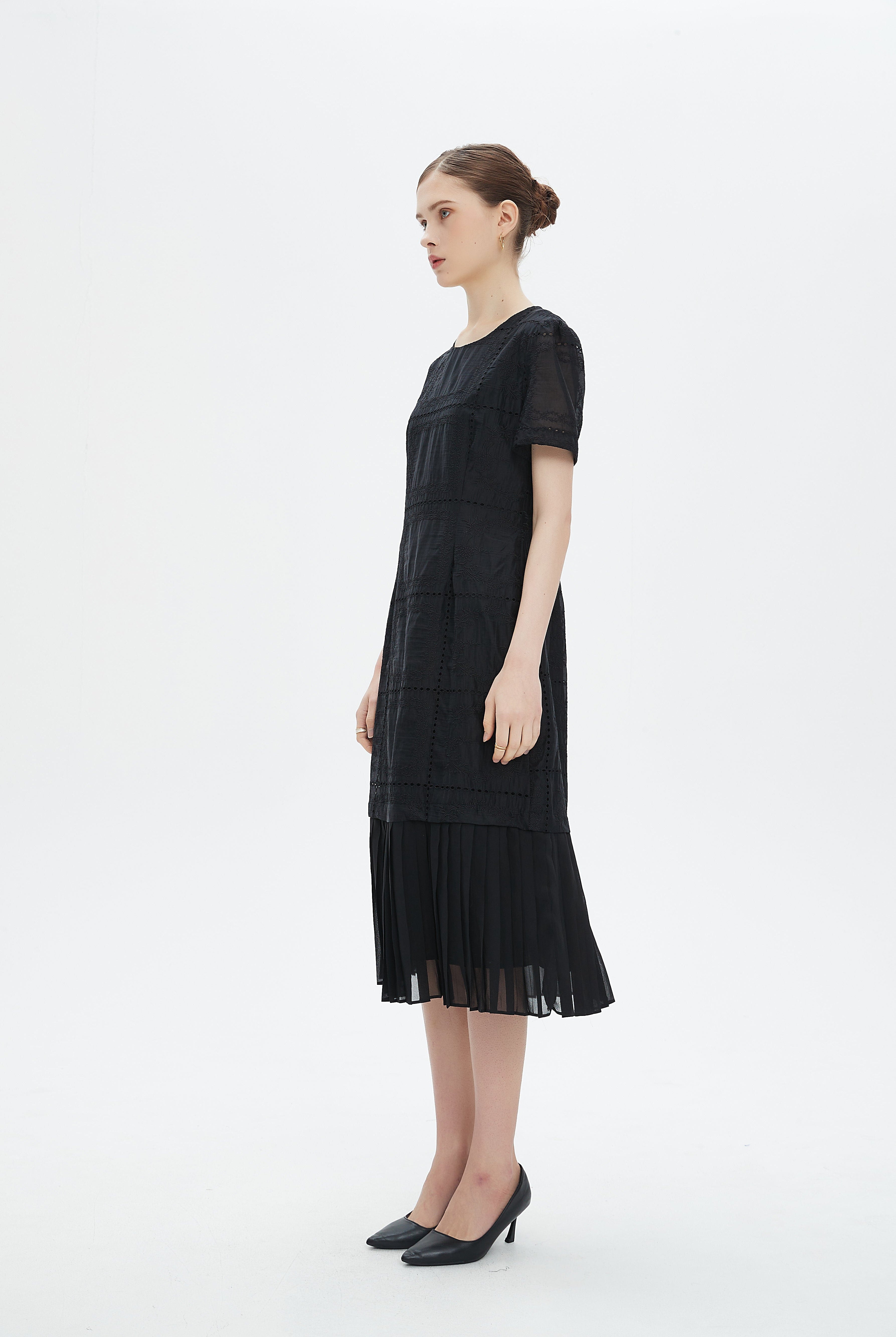 نتشي فستان ميدي بأكمام قصيرة بليسية من الأسفل