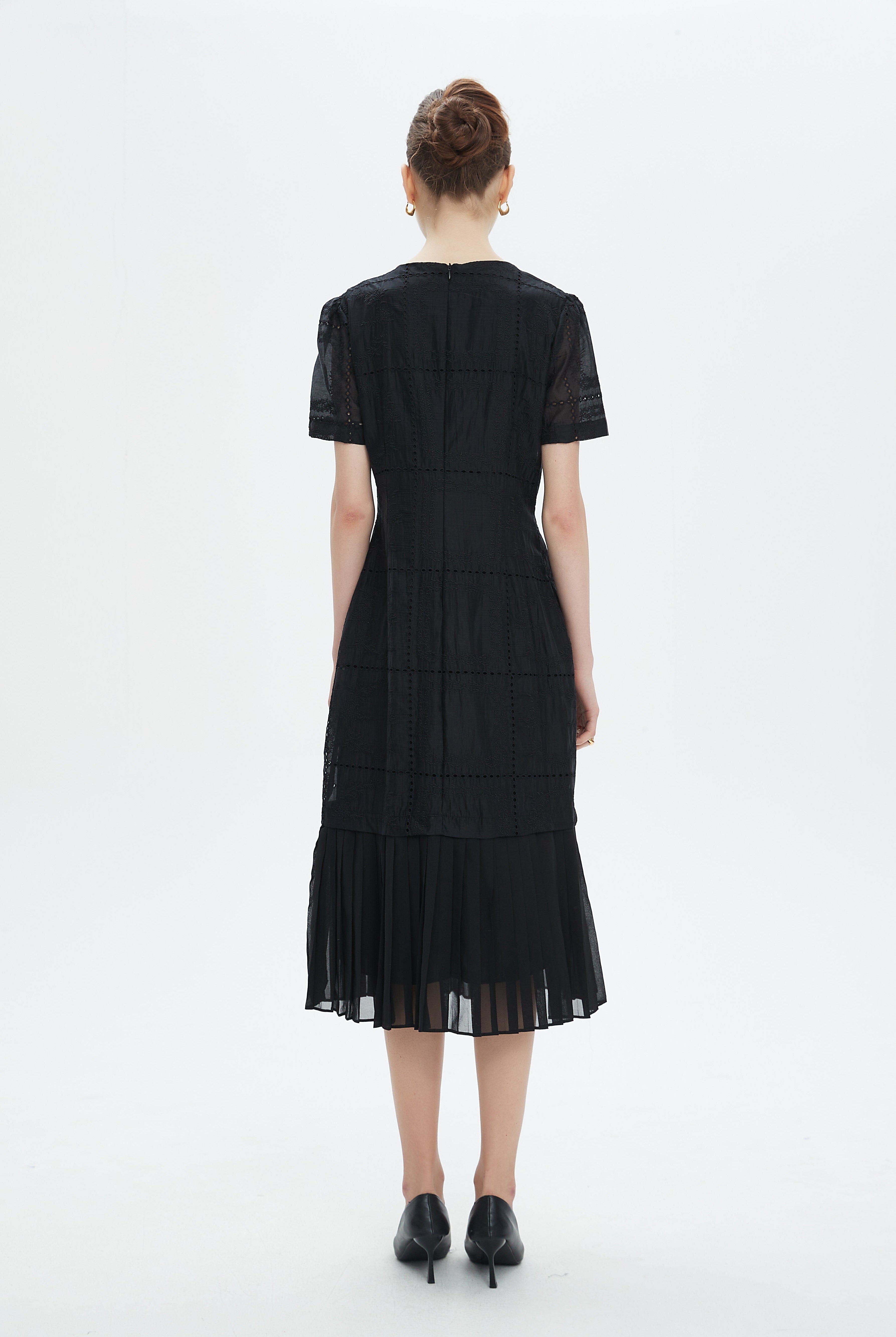 نتشي فستان ميدي بأكمام قصيرة بليسية من الأسفل