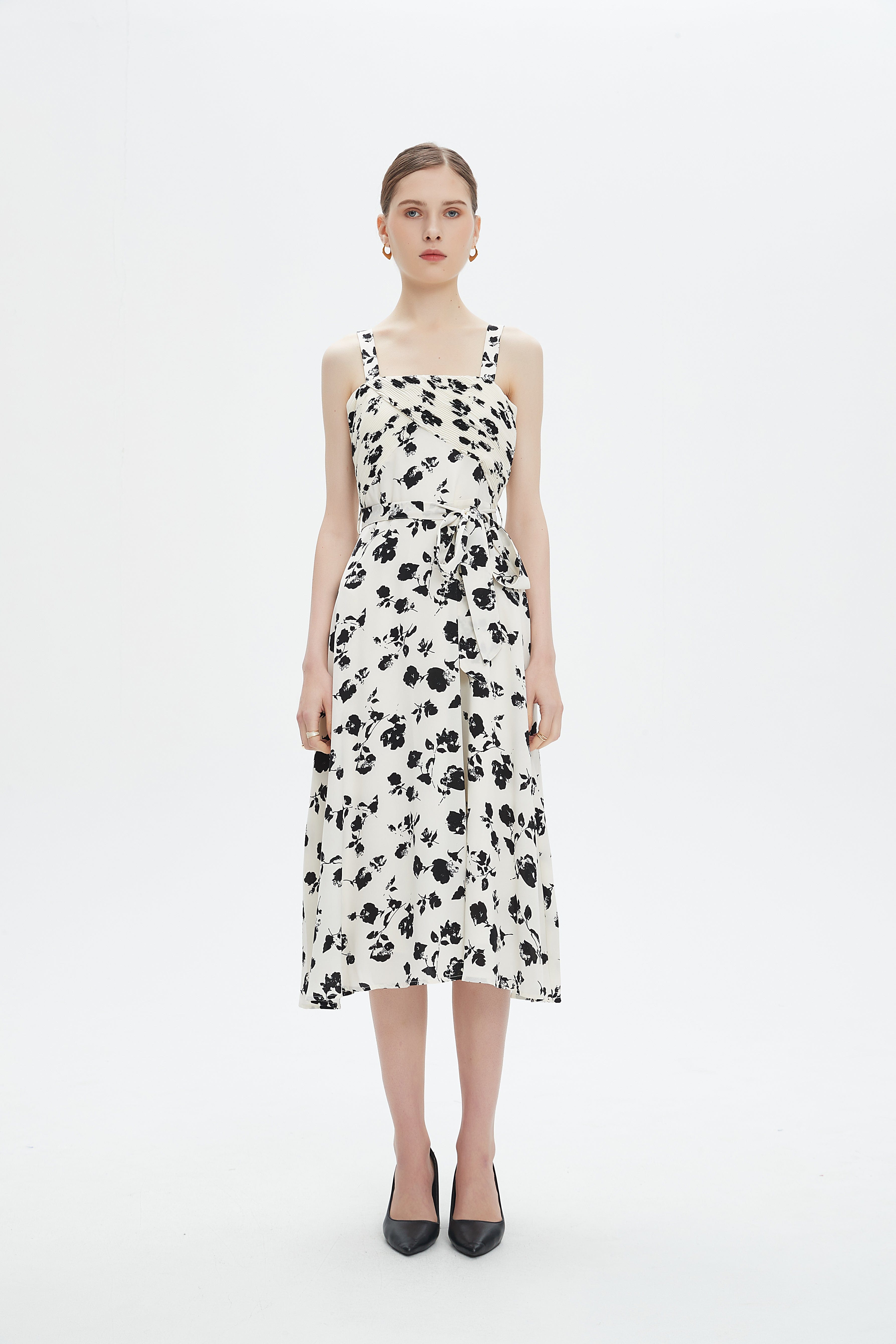 نتشي فستان ميدي بحمالات رفيعة مشجر ورود