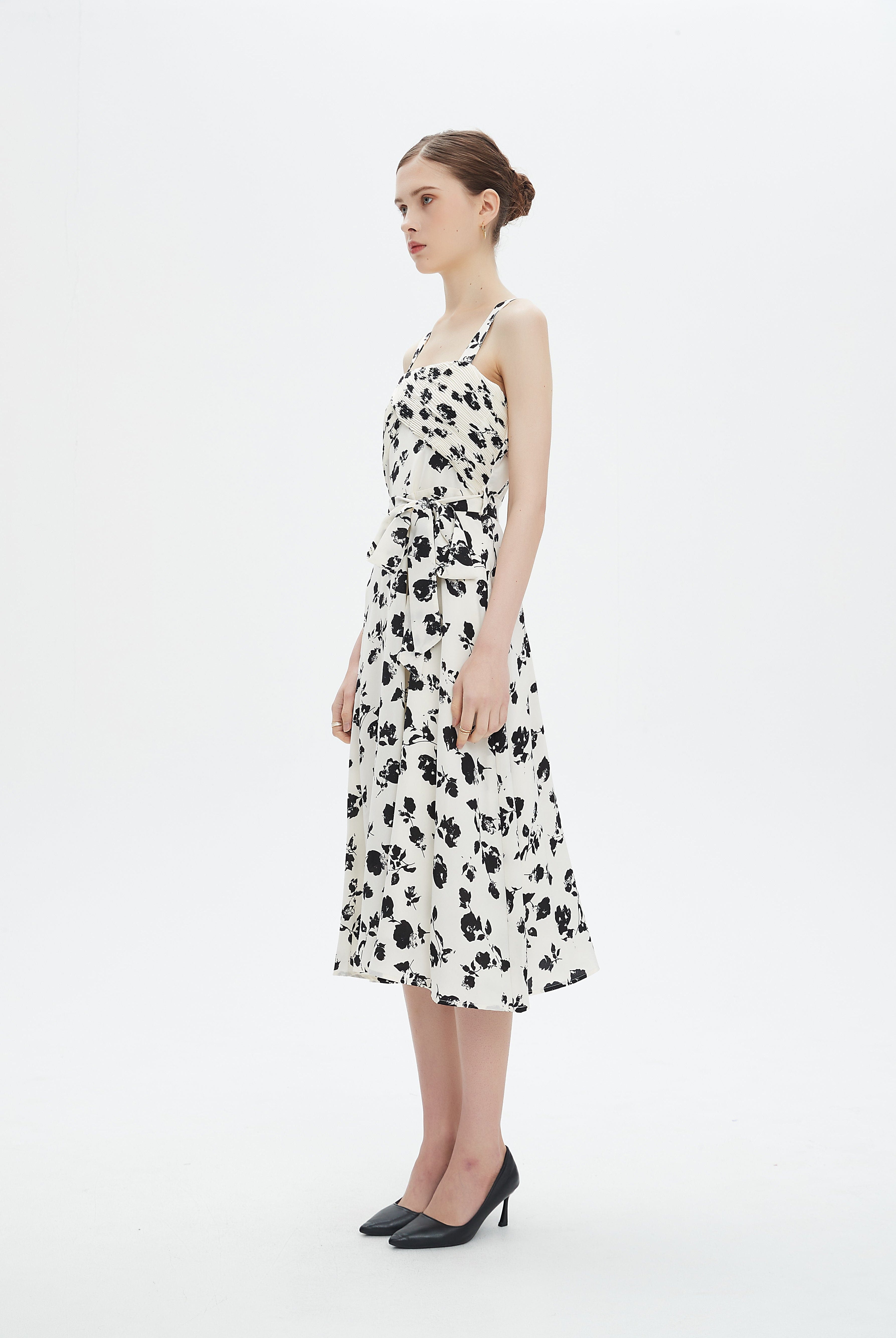 نتشي فستان ميدي بحمالات رفيعة مشجر ورود