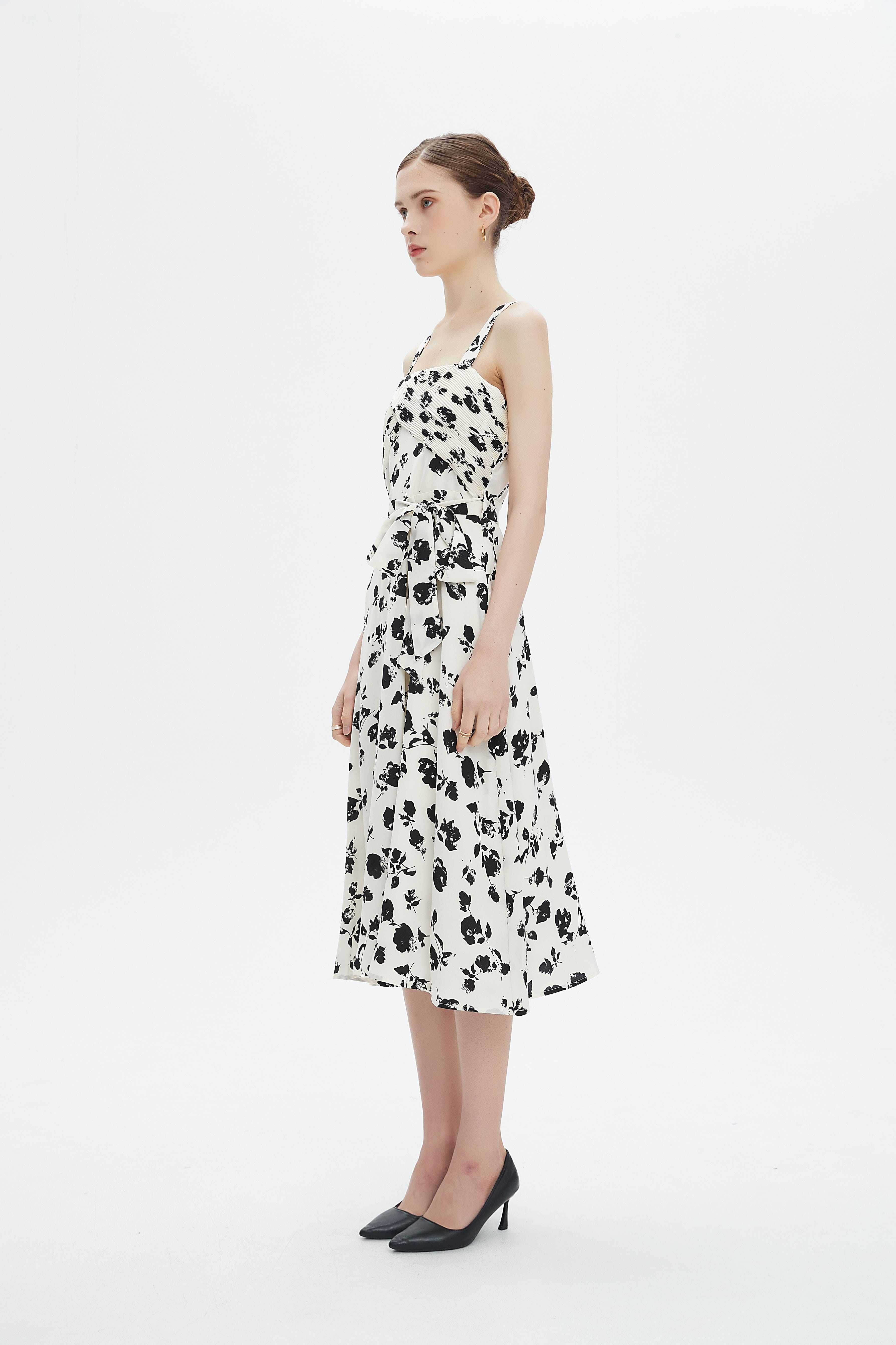 نتشي فستان ميدي بحمالات رفيعة مشجر ورود