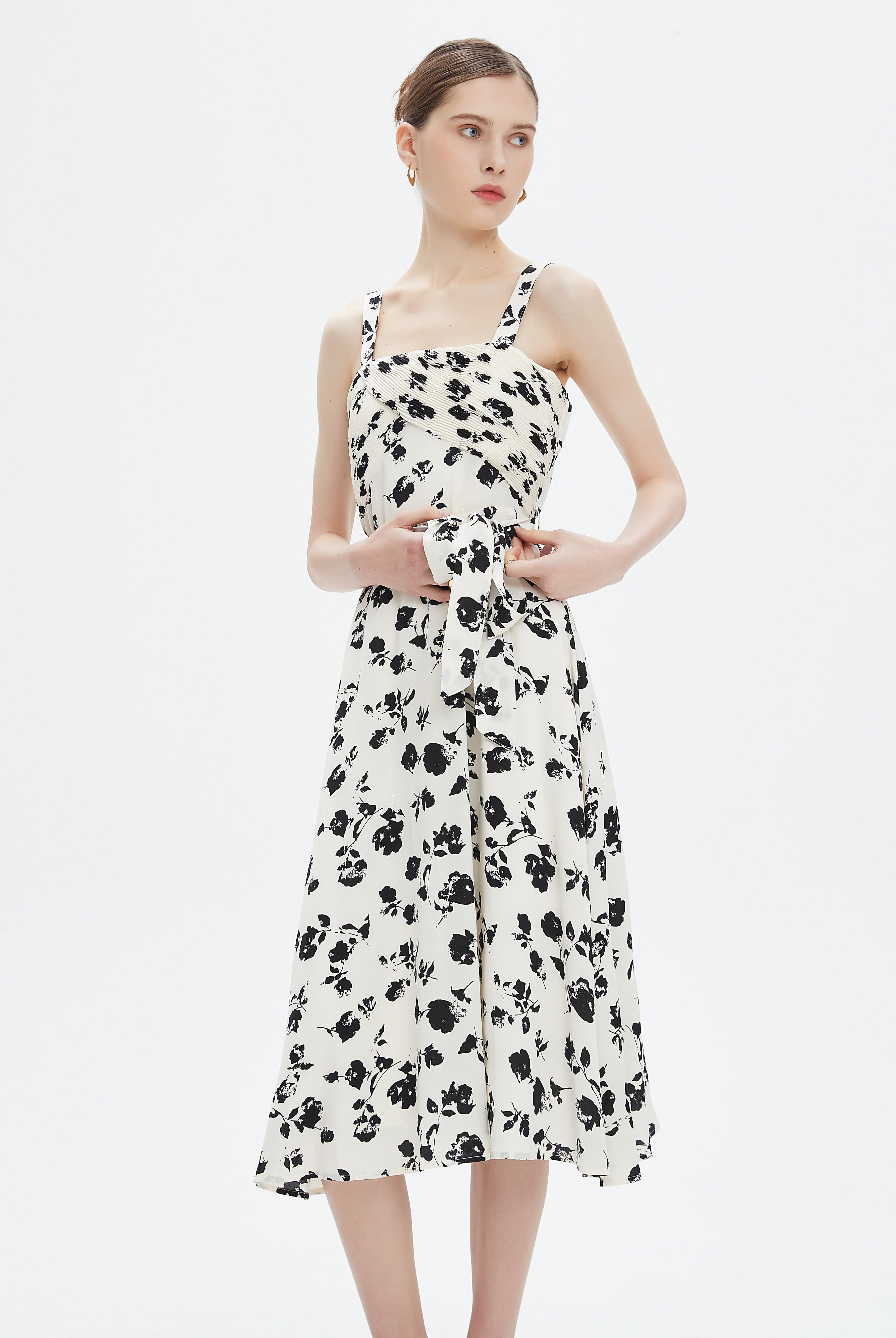 نتشي فستان ميدي بحمالات رفيعة مشجر ورود