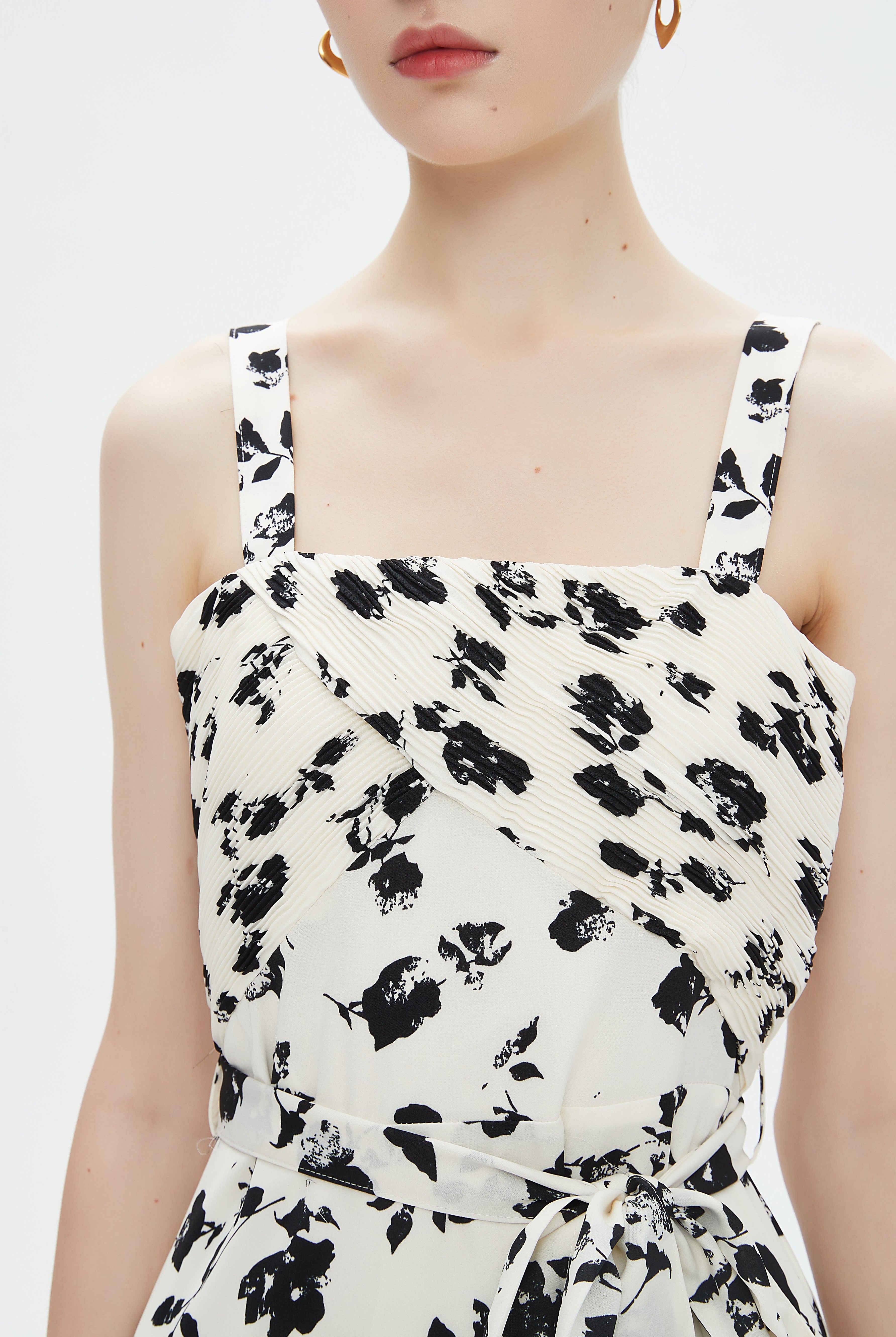 نتشي فستان ميدي بحمالات رفيعة مشجر ورود