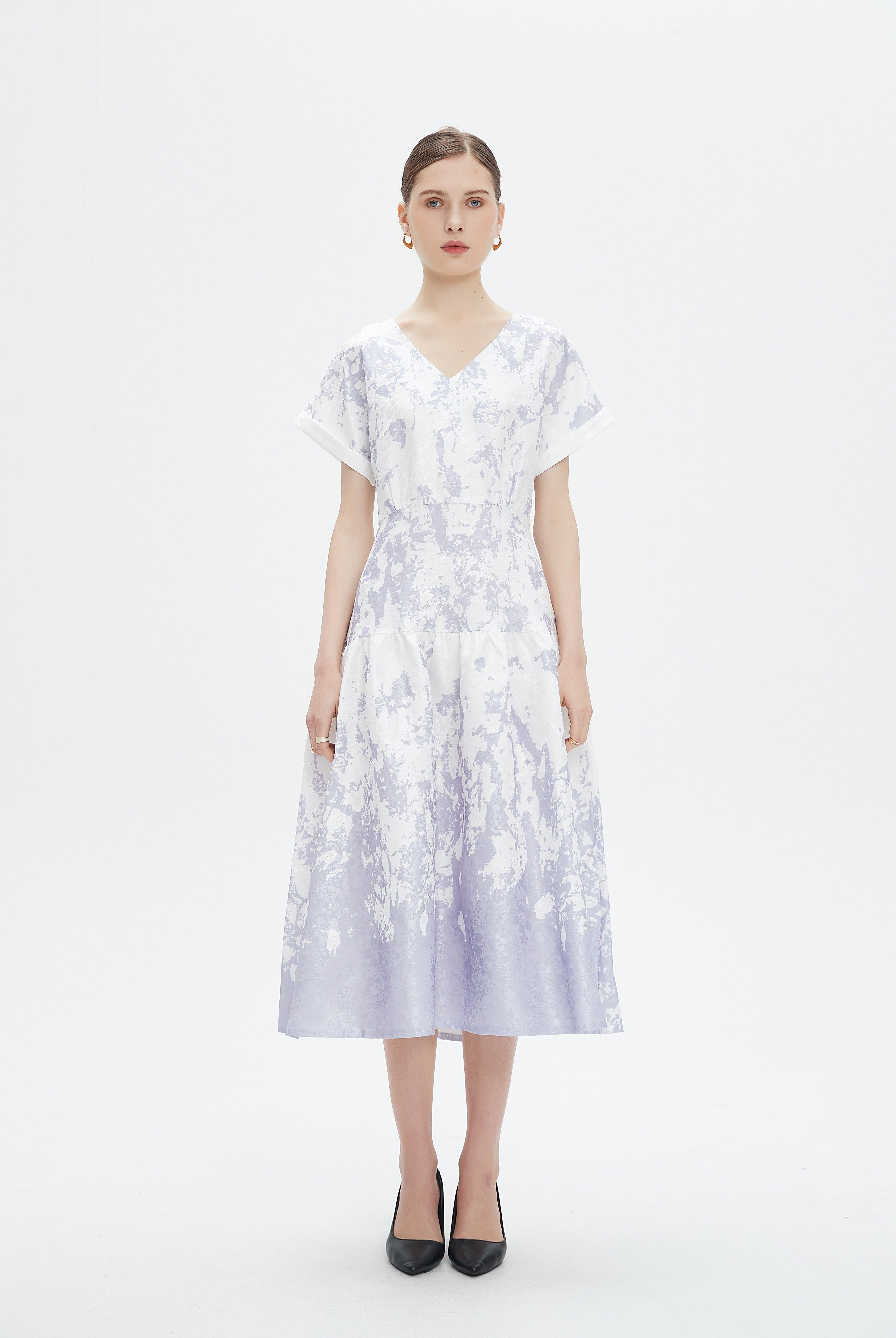 نتشي فستان ميدي بأكمام قصيرة منقوش سائي