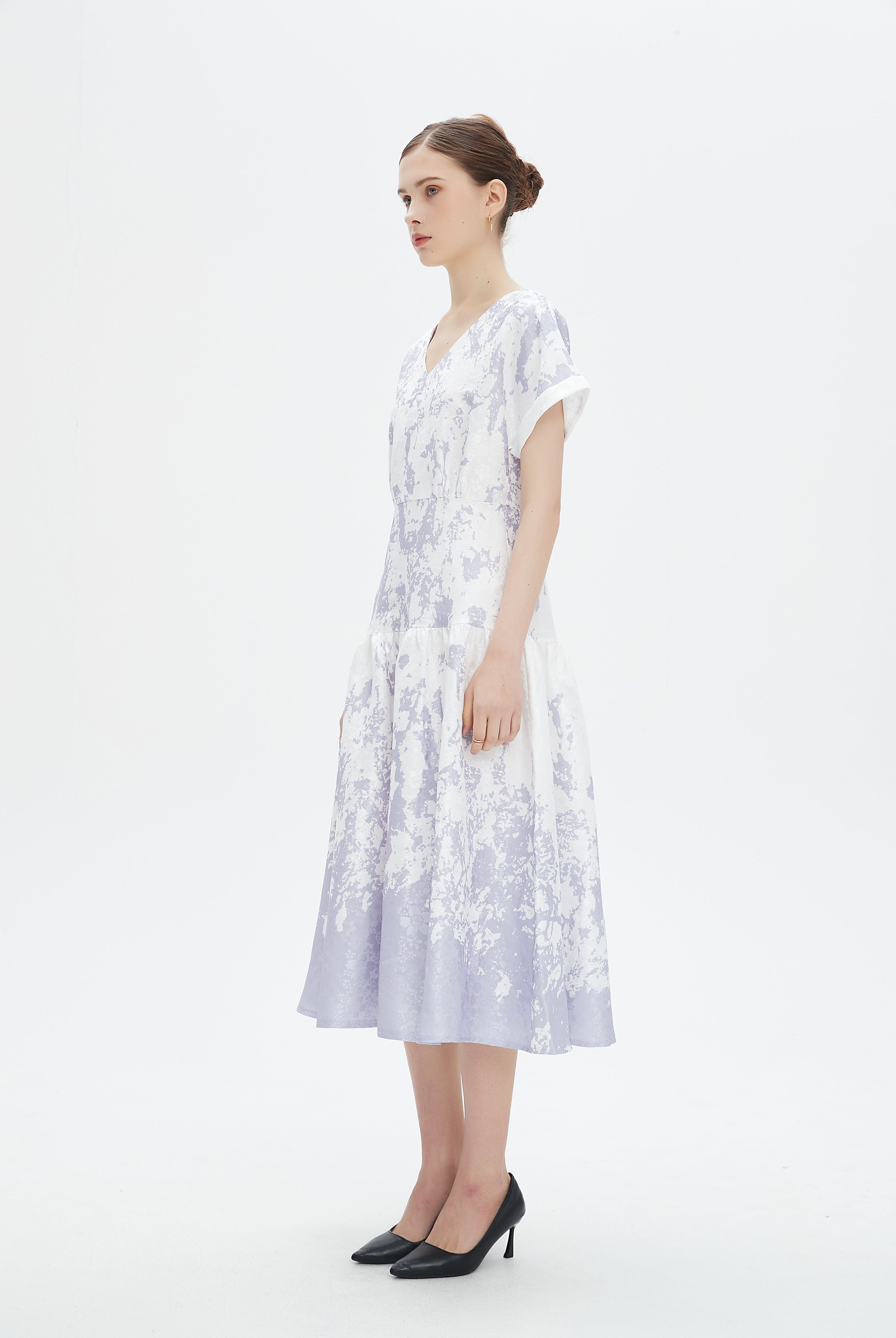 نتشي فستان ميدي بأكمام قصيرة منقوش سائي