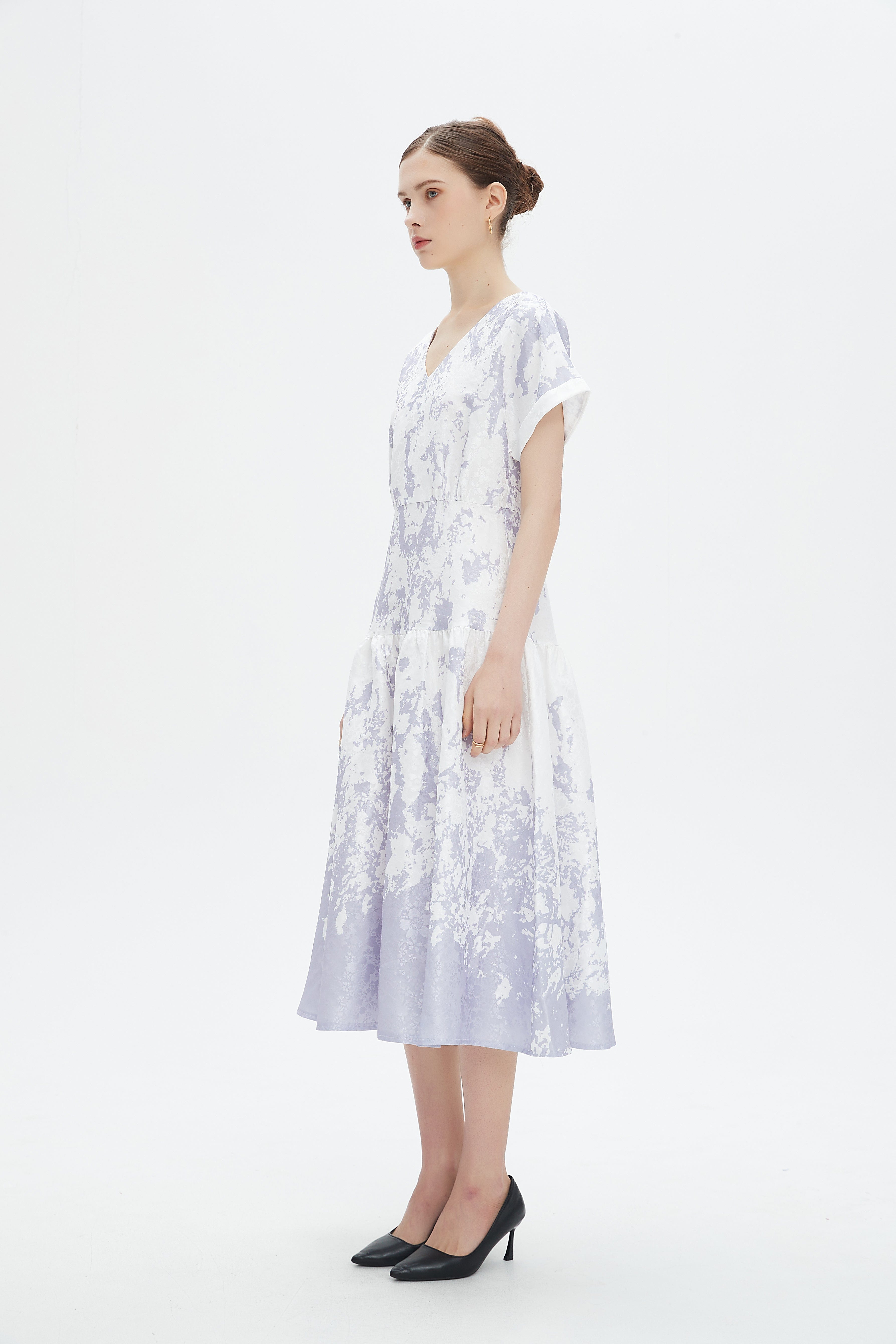 نتشي فستان ميدي بأكمام قصيرة منقوش سائي