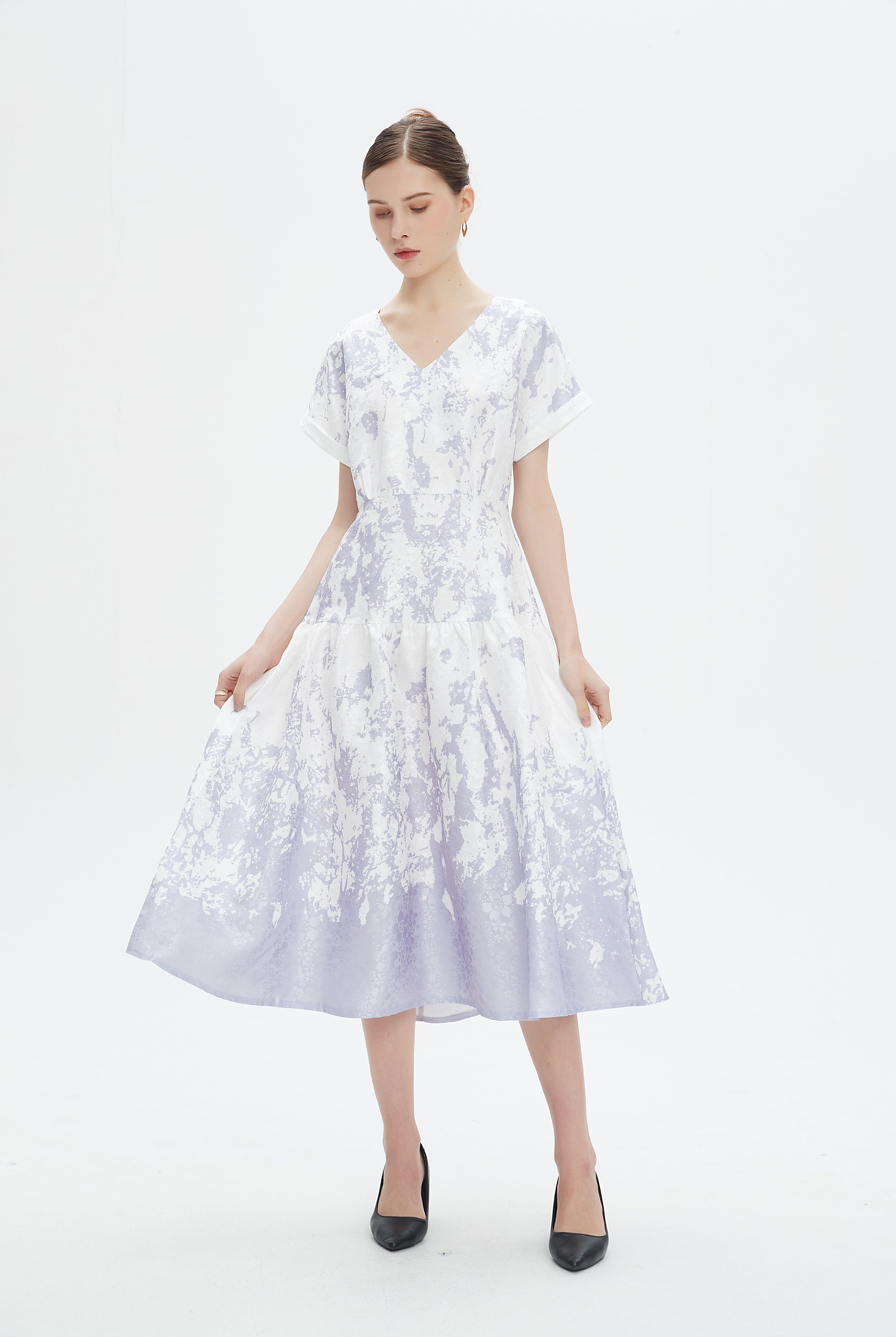 نتشي فستان ميدي بأكمام قصيرة منقوش سائي