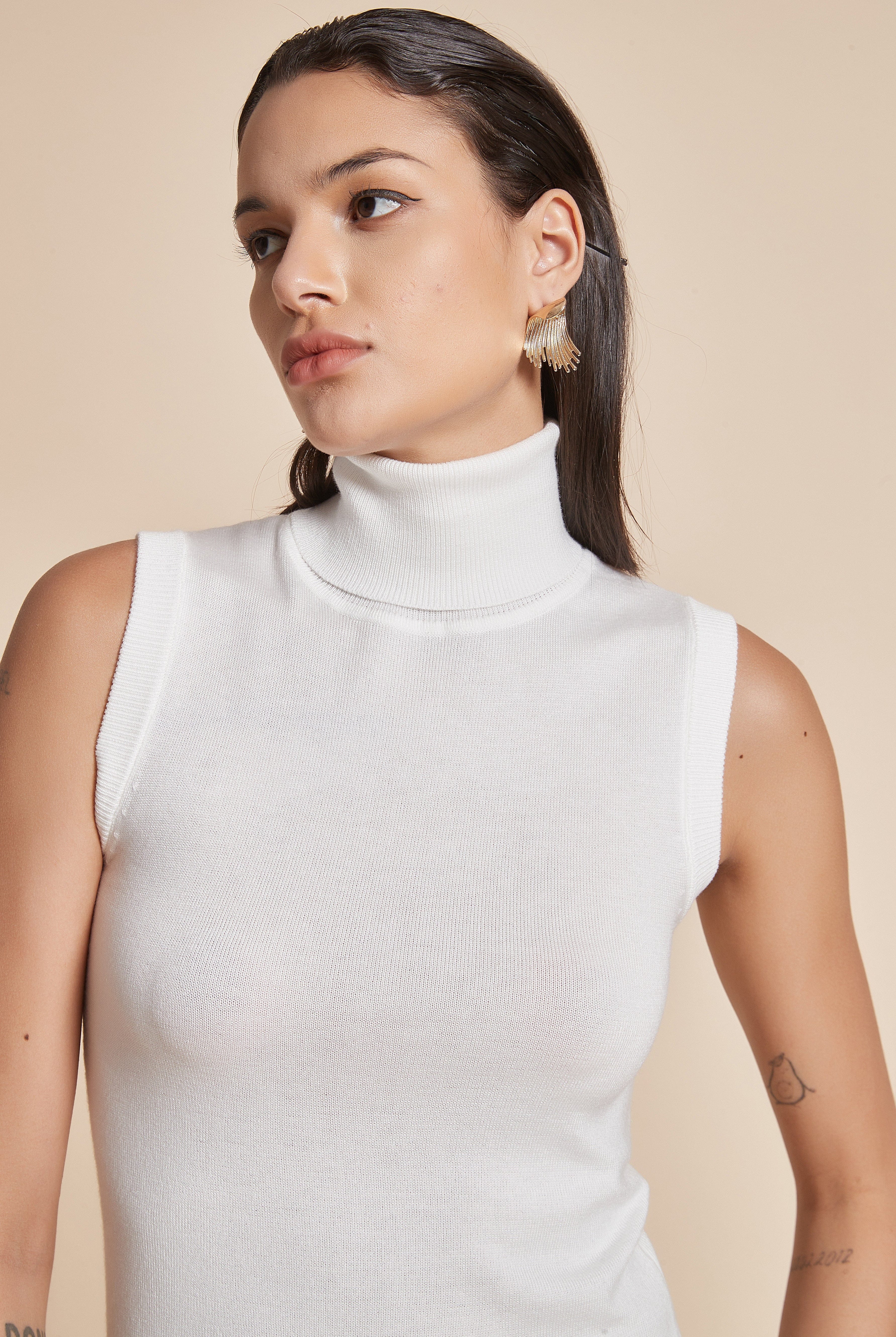 يولا بلوزة نسائية برقبة عالية سادة بدون أكمام