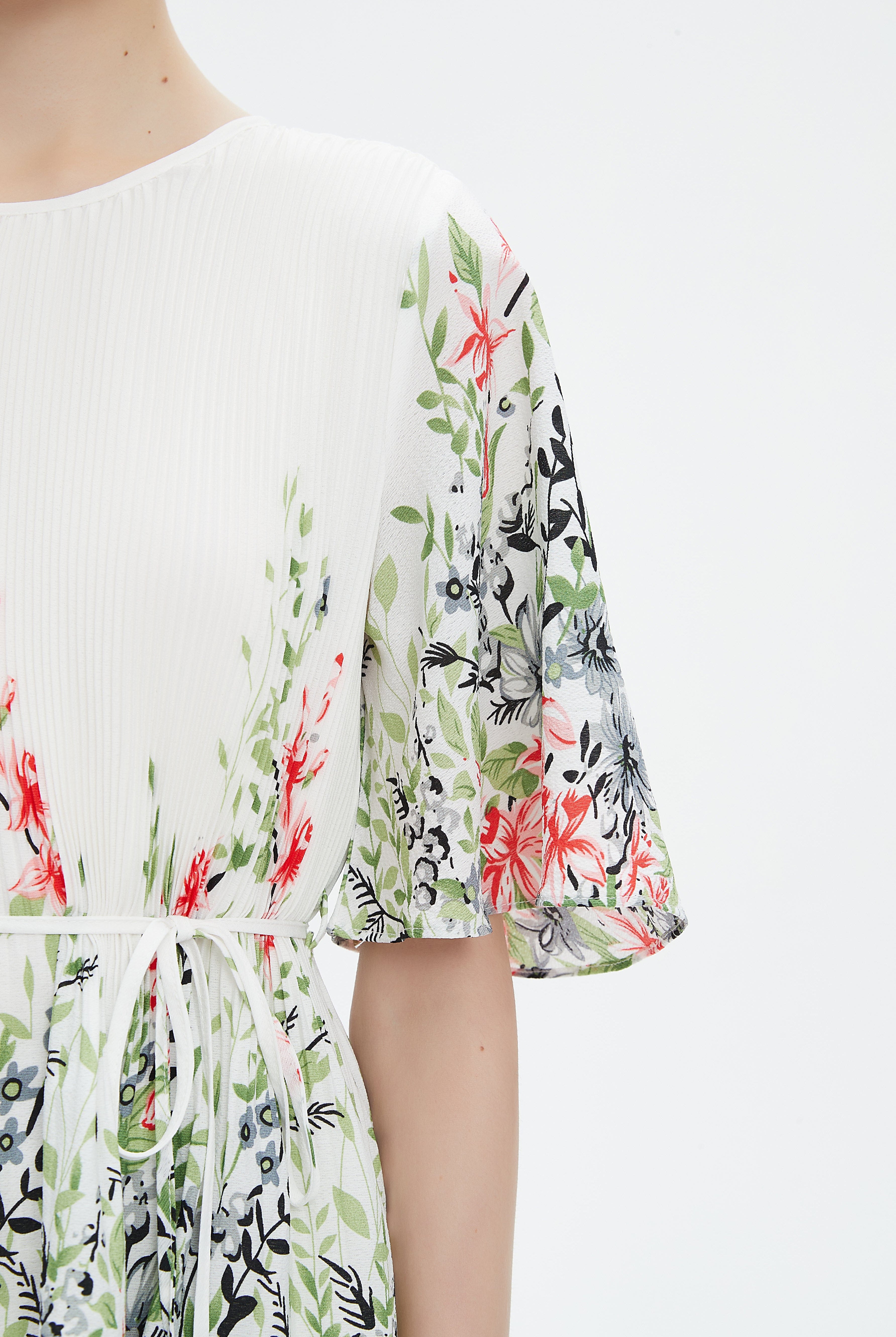 نتشي فستان طويل بأكمام قصيرة مشجر بليسية