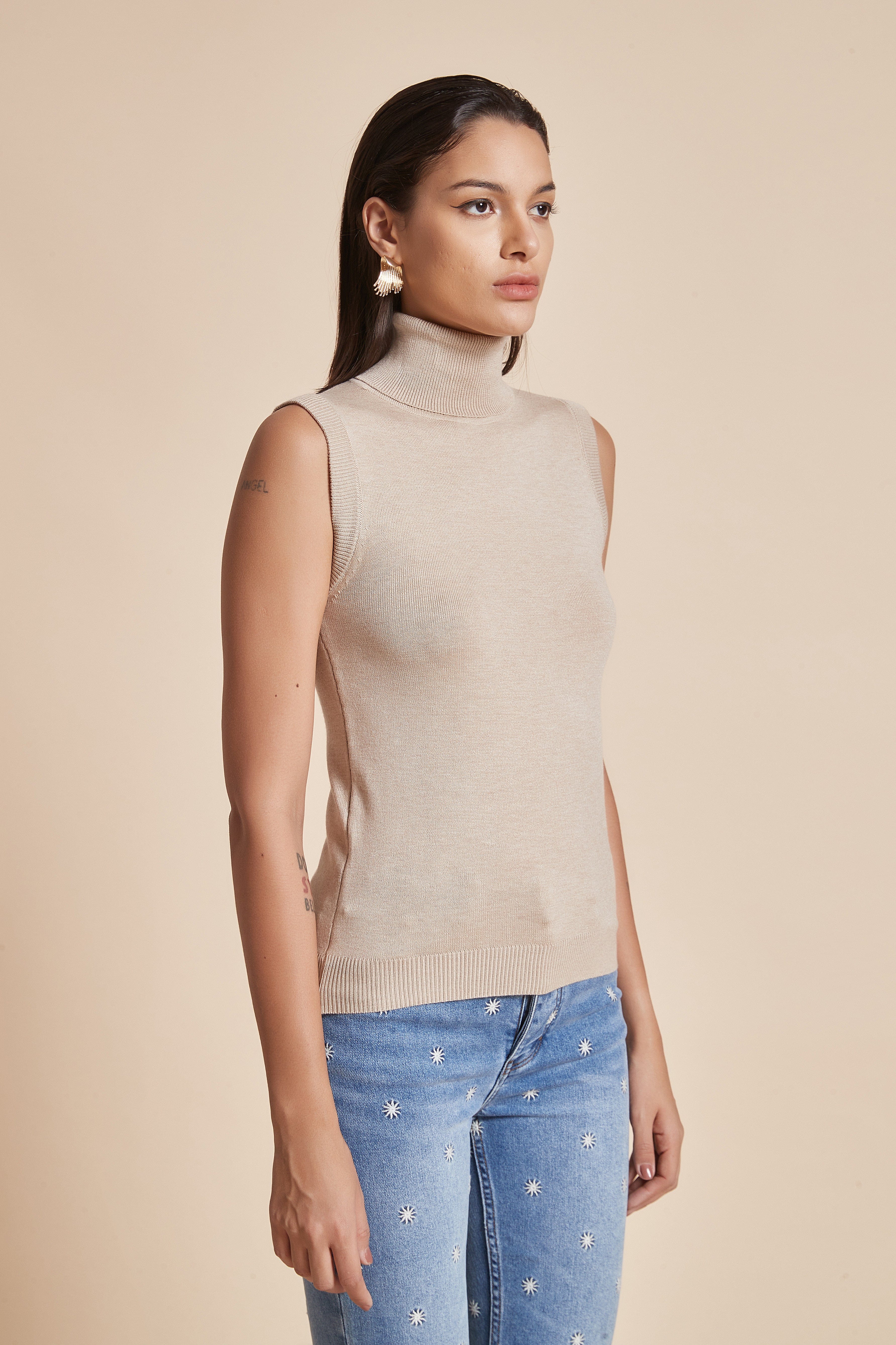 يولا بلوزة نسائية بدون أكمام برقبة عالية سادة