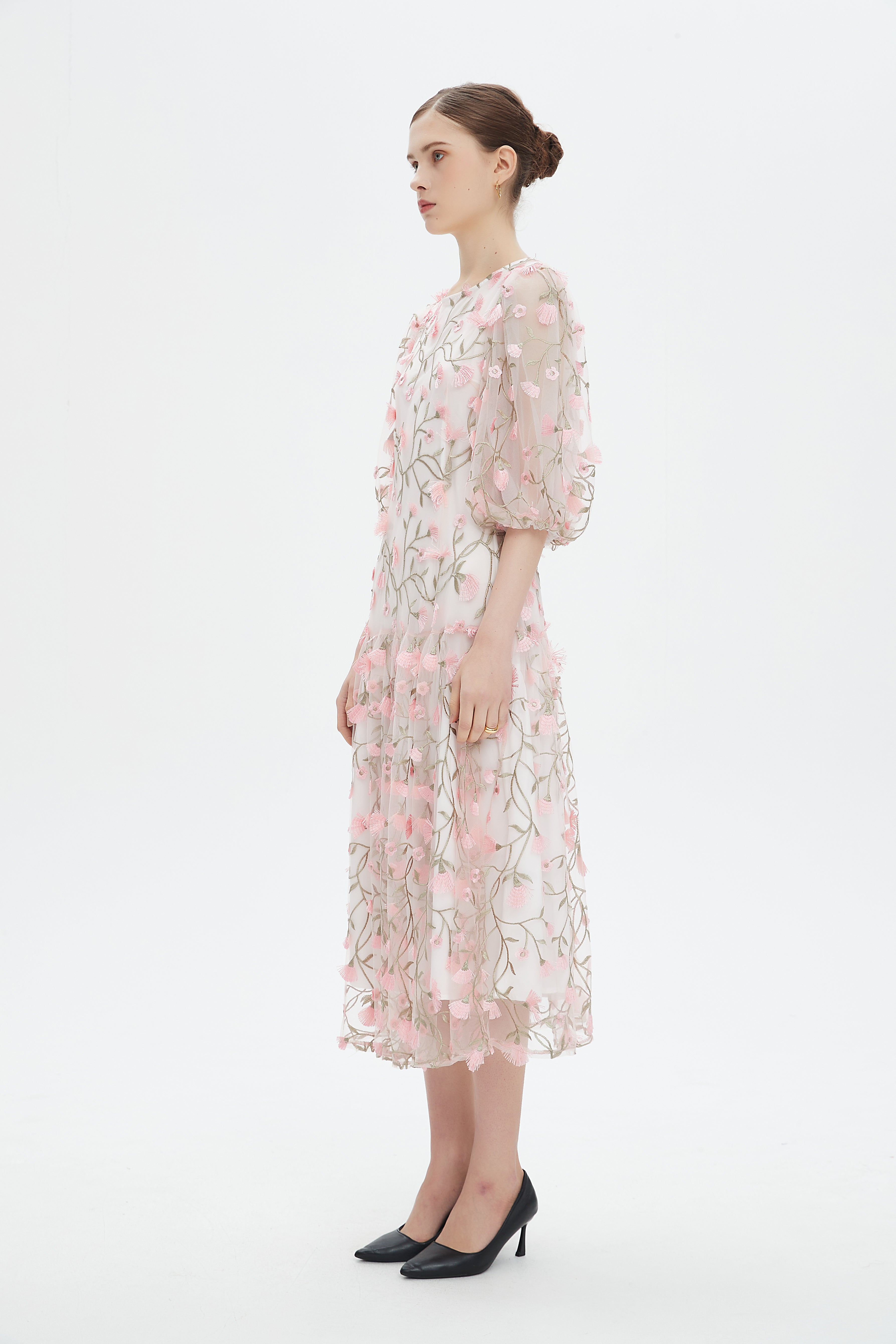 نتشي فستان ميدي بأكمام قصيرة بف مورد مخصر