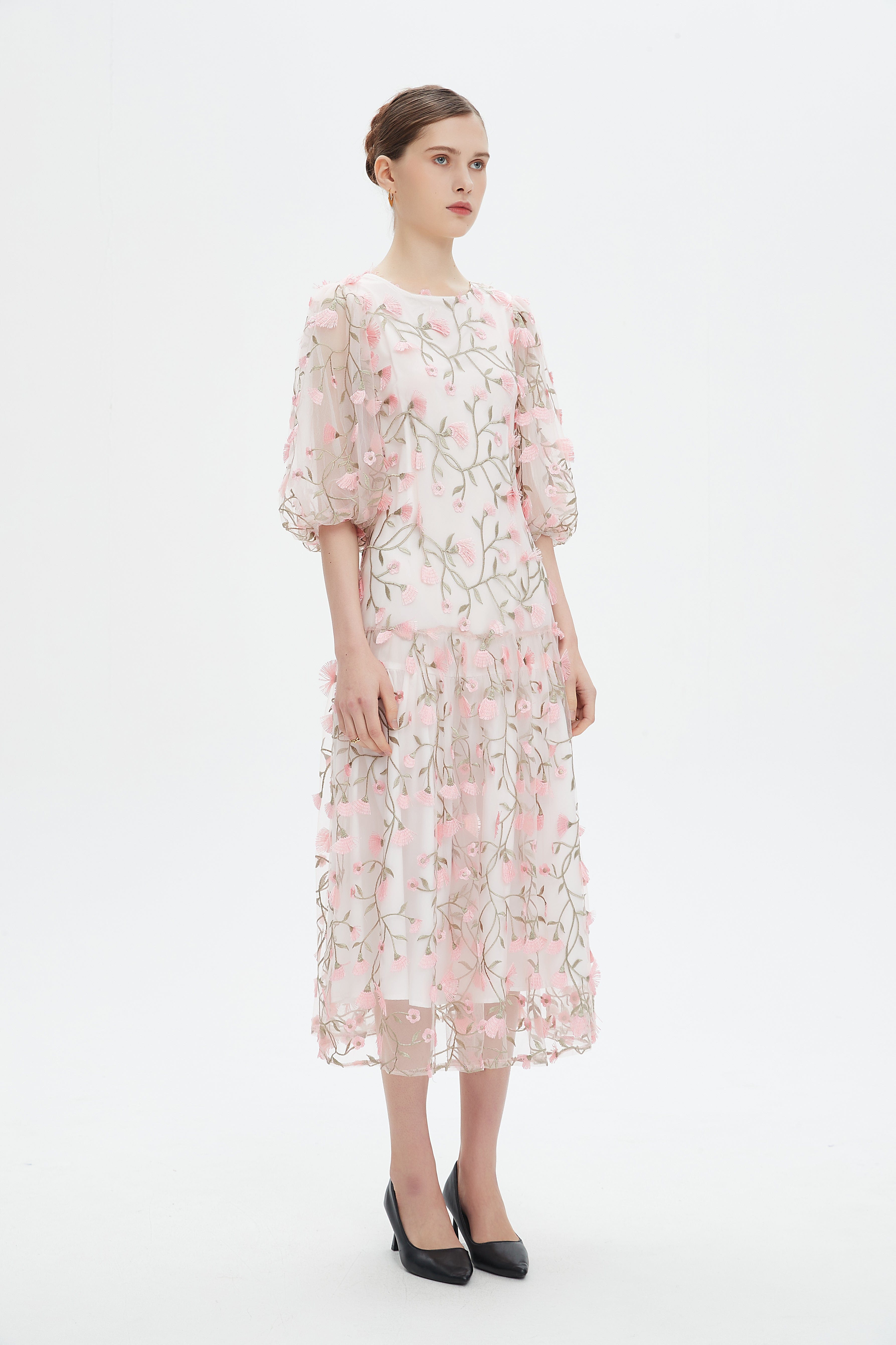 نتشي فستان ميدي بأكمام قصيرة بف مورد مخصر