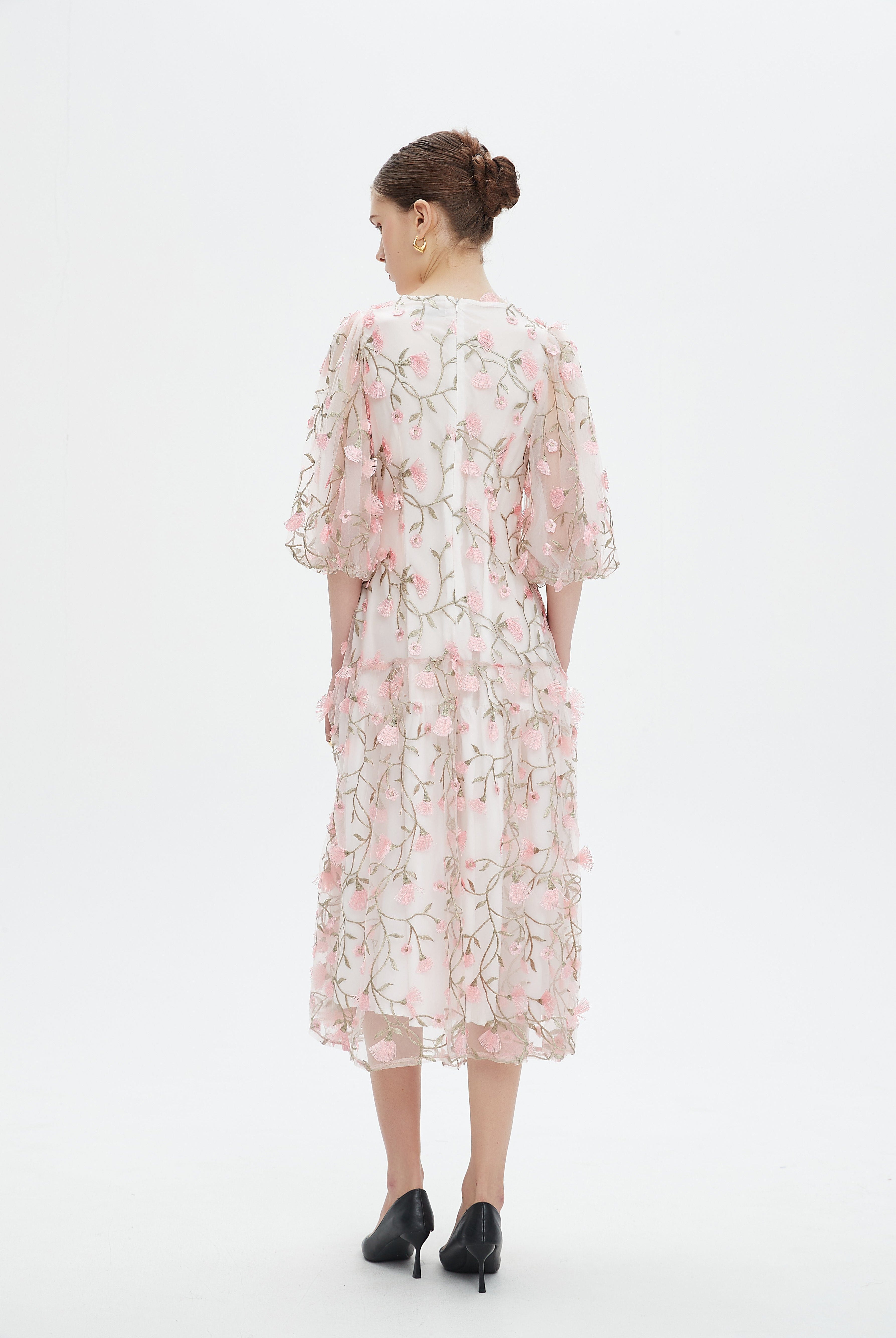 نتشي فستان ميدي بأكمام قصيرة بف مورد مخصر