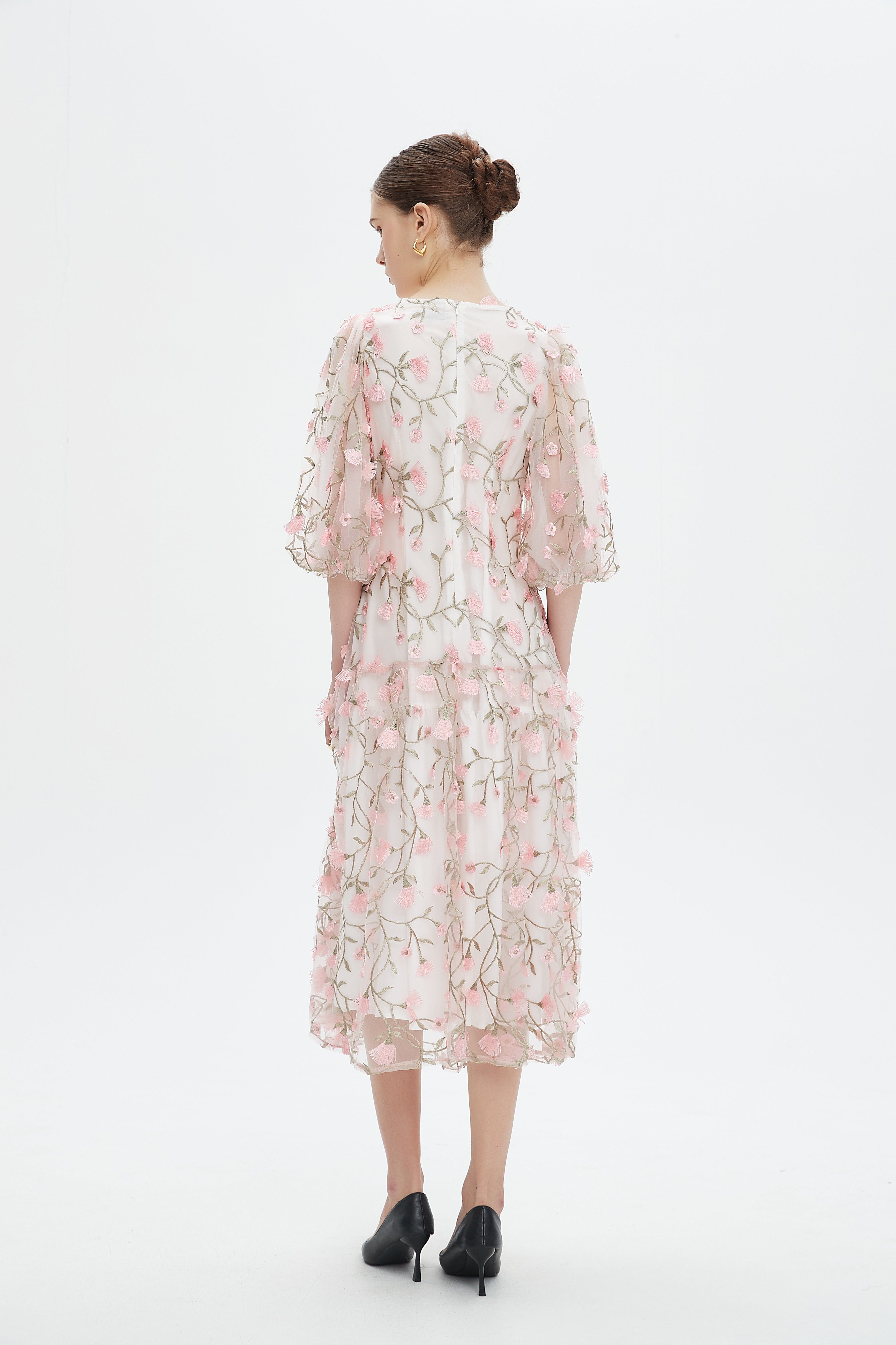 نتشي فستان ميدي بأكمام قصيرة بف مورد مخصر