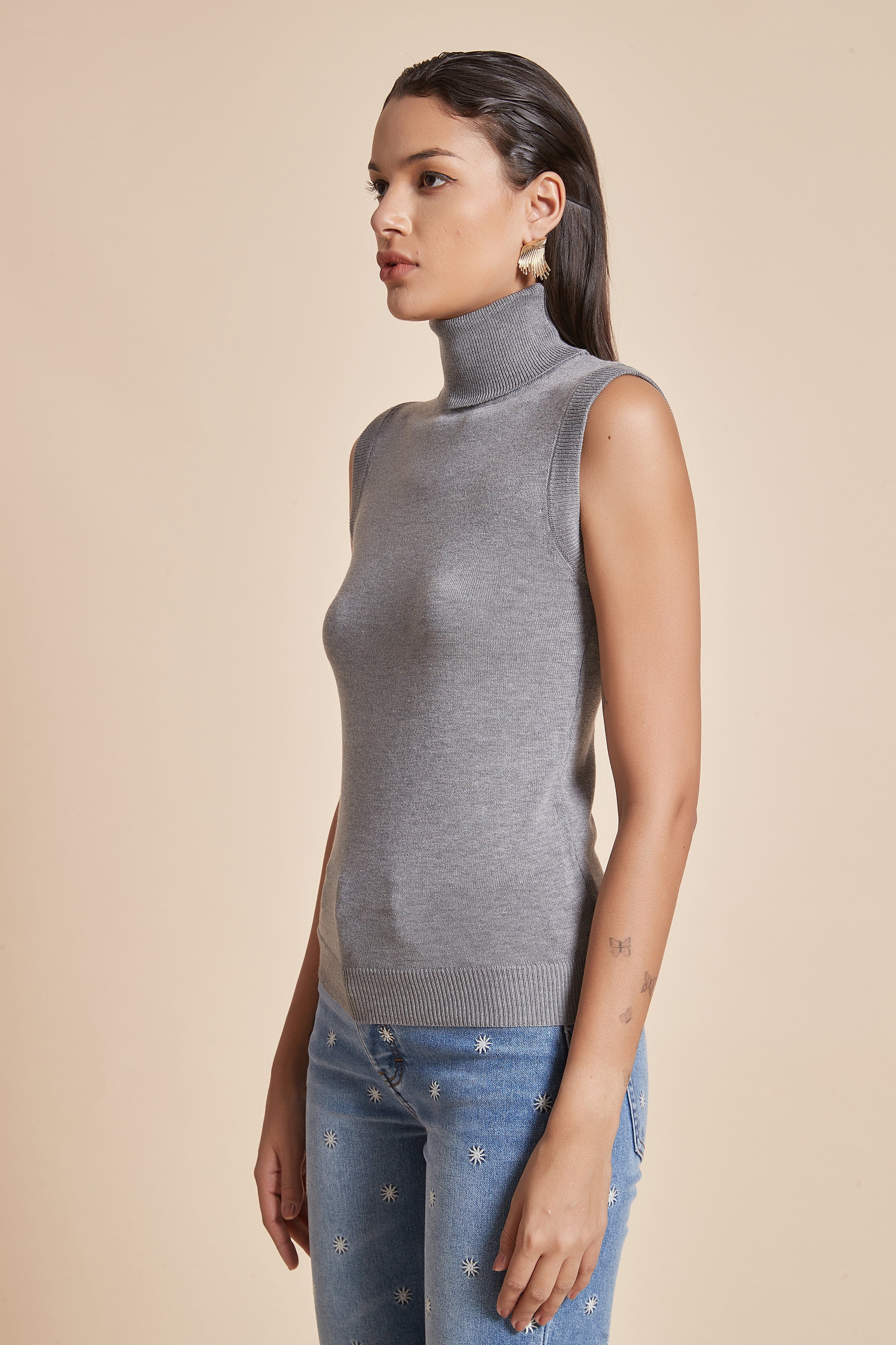 يولا بلوزة سادة نسائية بدون أكمام ورقبة عالبة