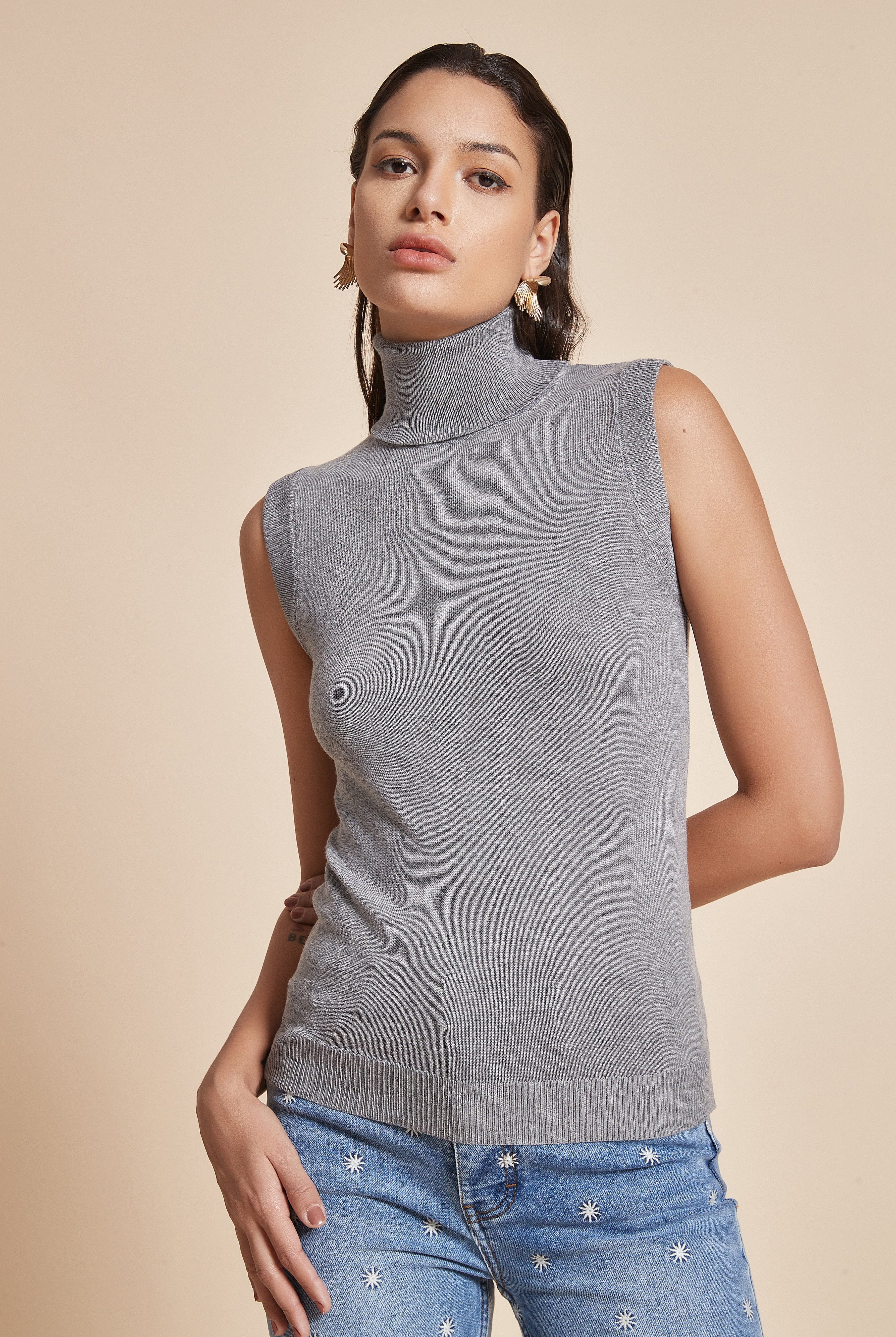 يولا بلوزة سادة نسائية بدون أكمام ورقبة عالبة