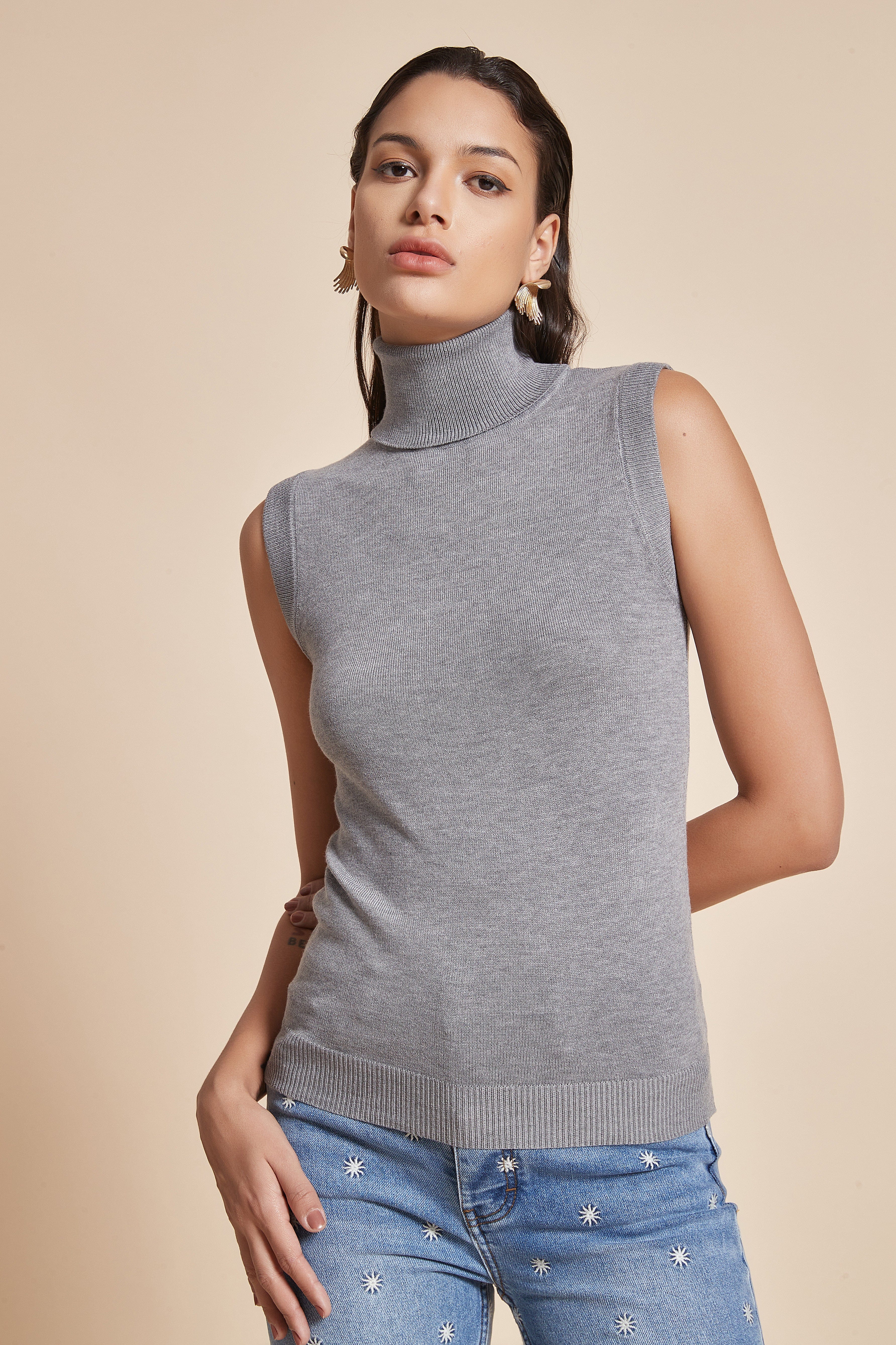 يولا بلوزة سادة نسائية بدون أكمام ورقبة عالبة