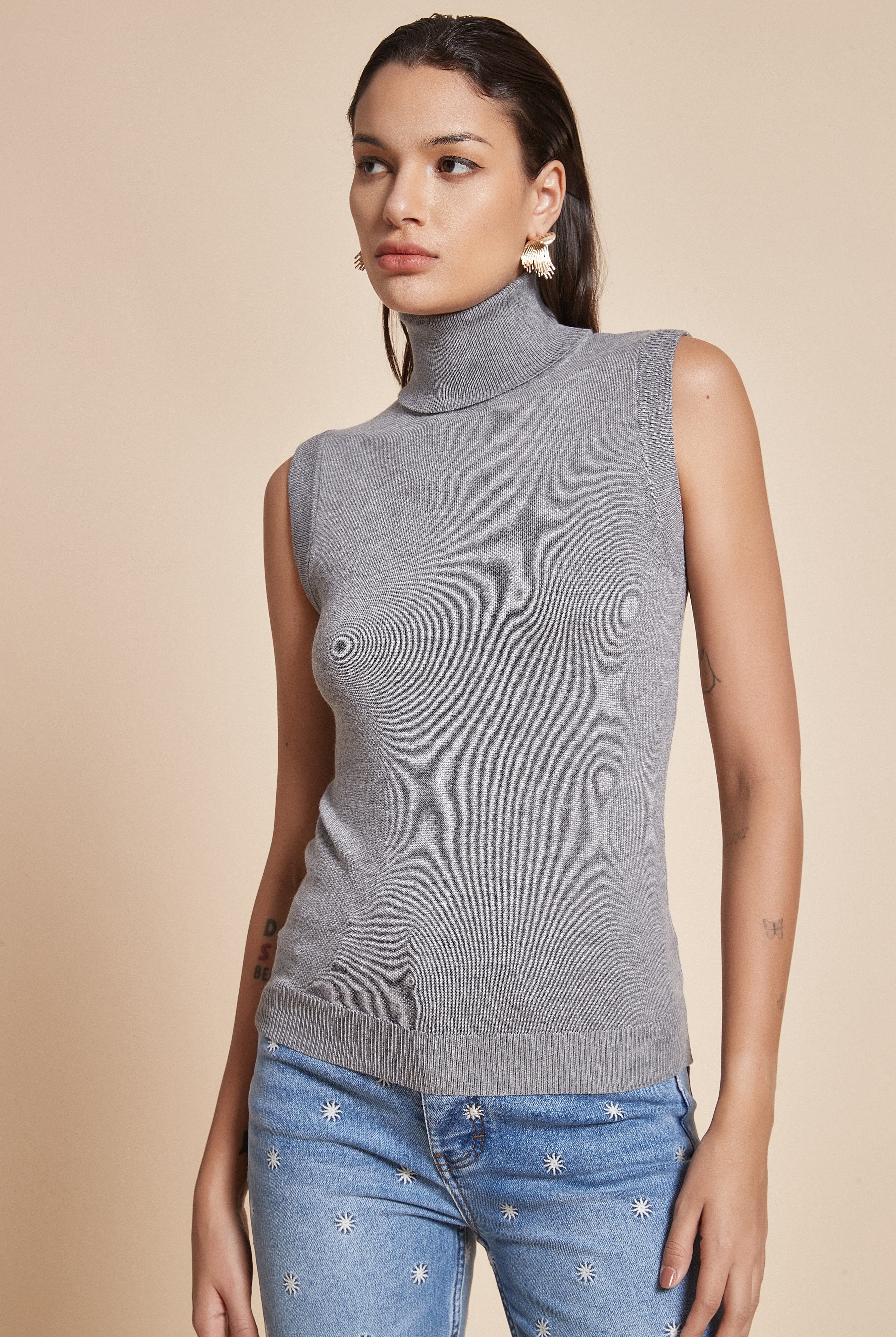 يولا بلوزة سادة نسائية بدون أكمام ورقبة عالبة