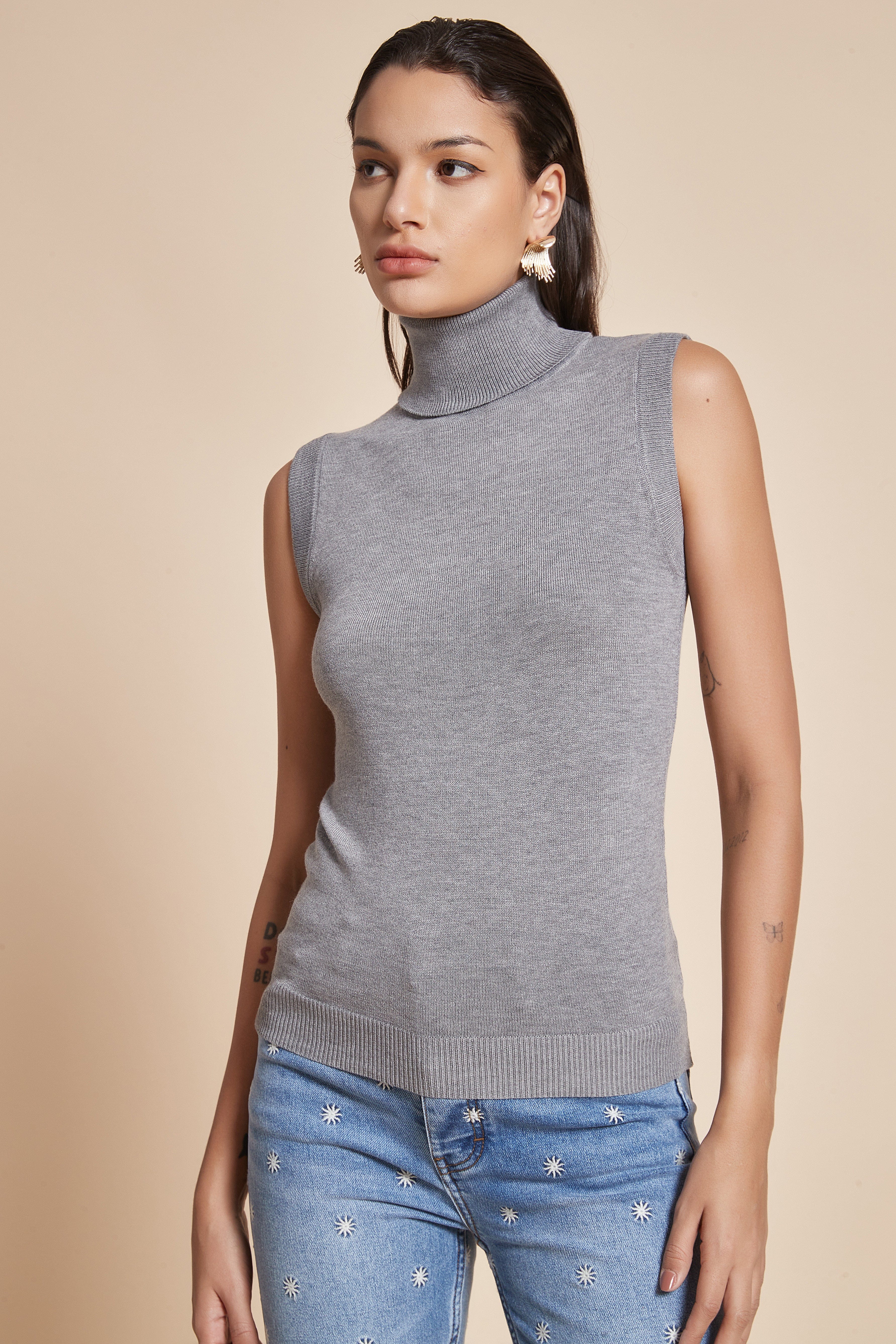 يولا بلوزة سادة نسائية بدون أكمام ورقبة عالبة