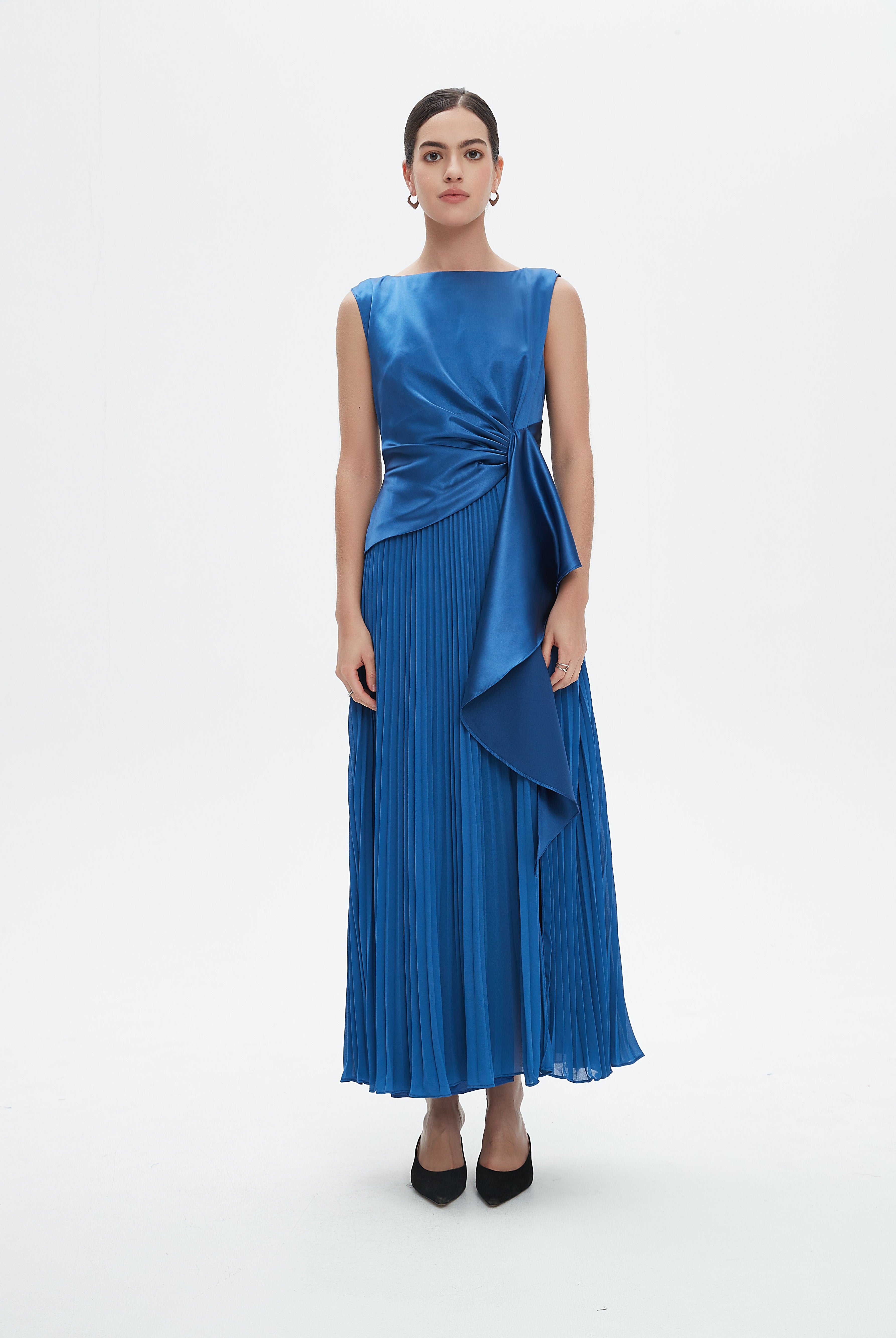 نتشي فستان ماكسي بدون أكمام سادة بليسيه من اسفل