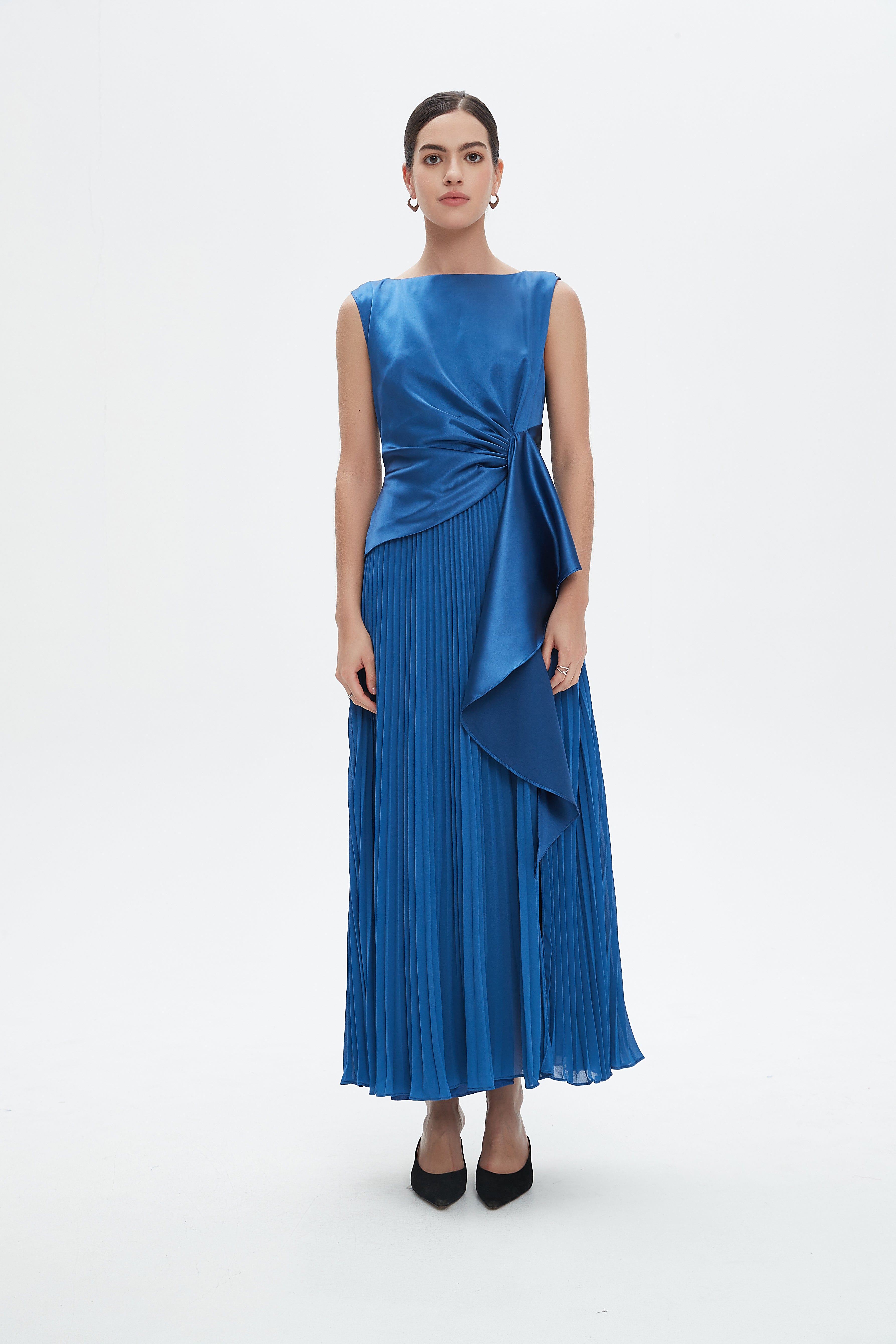 نتشي فستان ماكسي بدون أكمام سادة بليسيه من اسفل