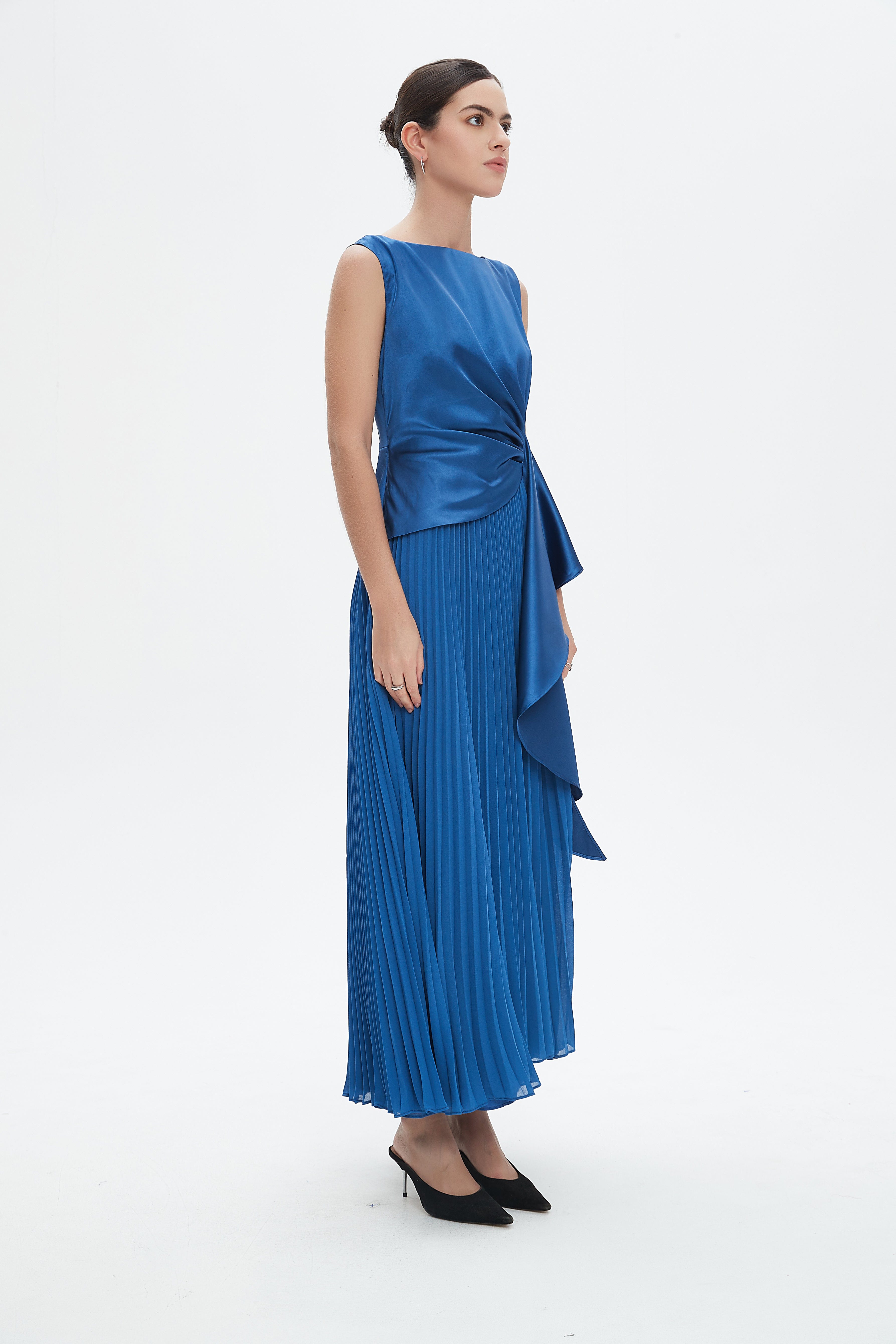 نتشي فستان ماكسي بدون أكمام سادة بليسيه من اسفل