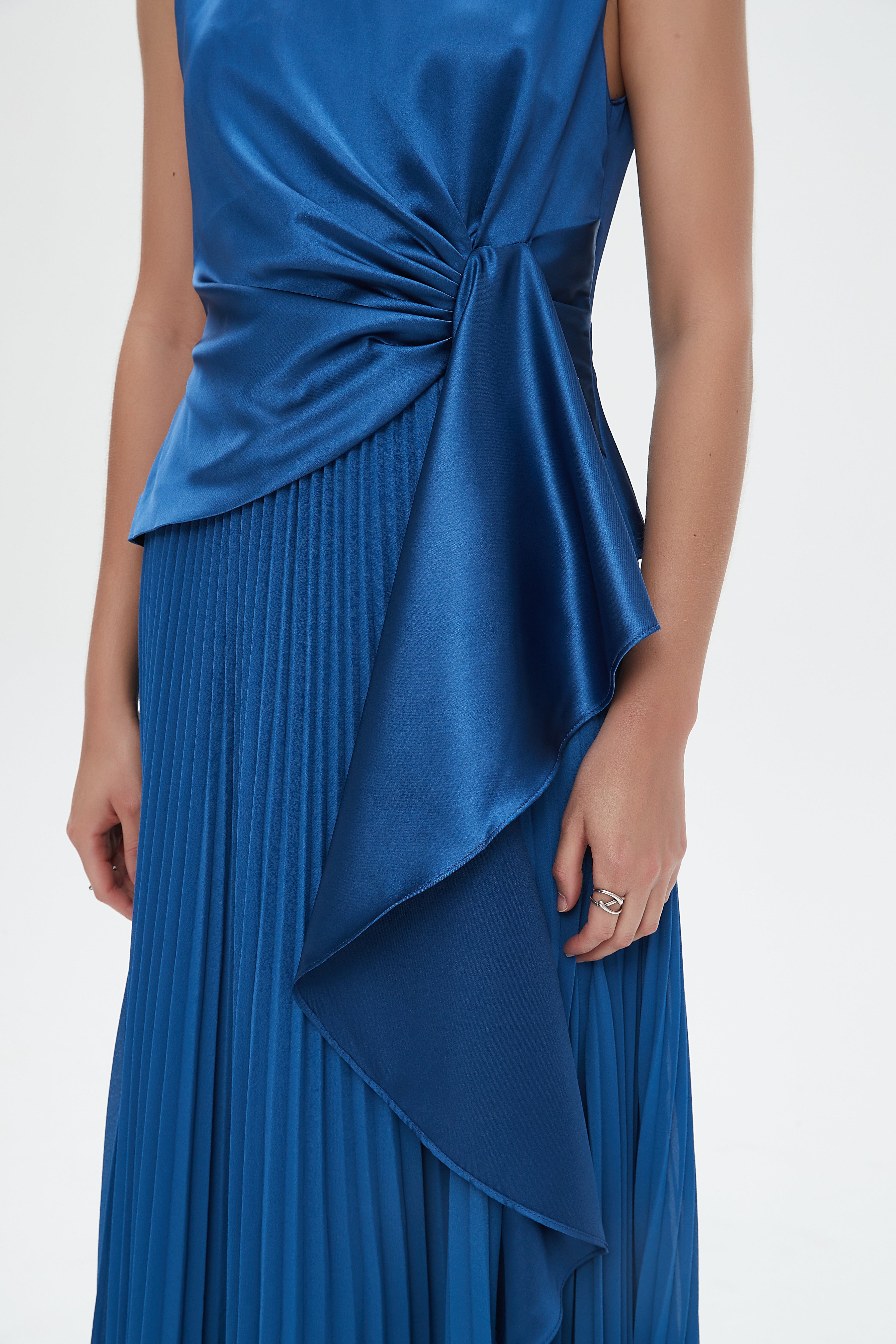 نتشي فستان ماكسي بدون أكمام سادة بليسيه من اسفل