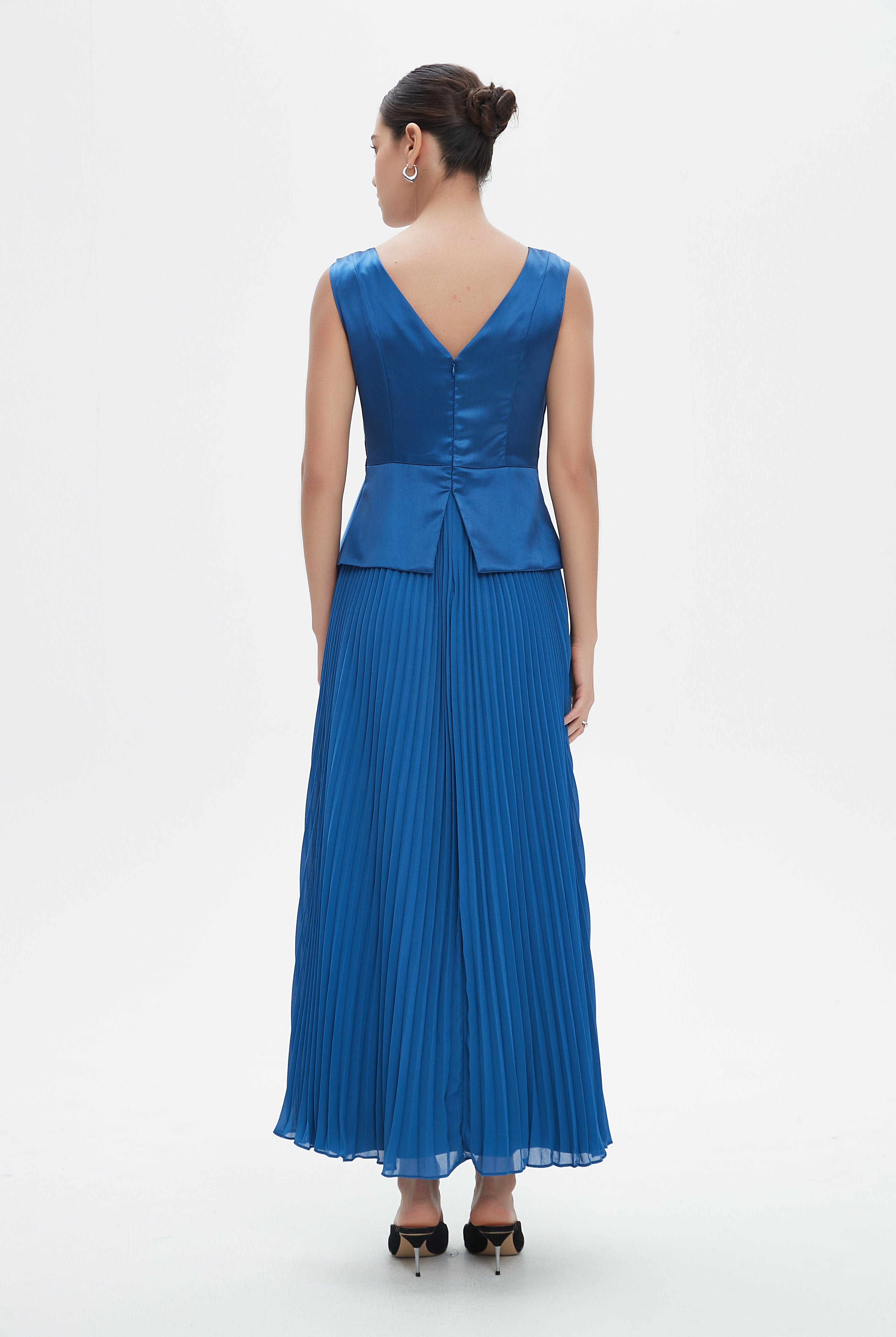 نتشي فستان ماكسي بدون أكمام سادة بليسيه من اسفل