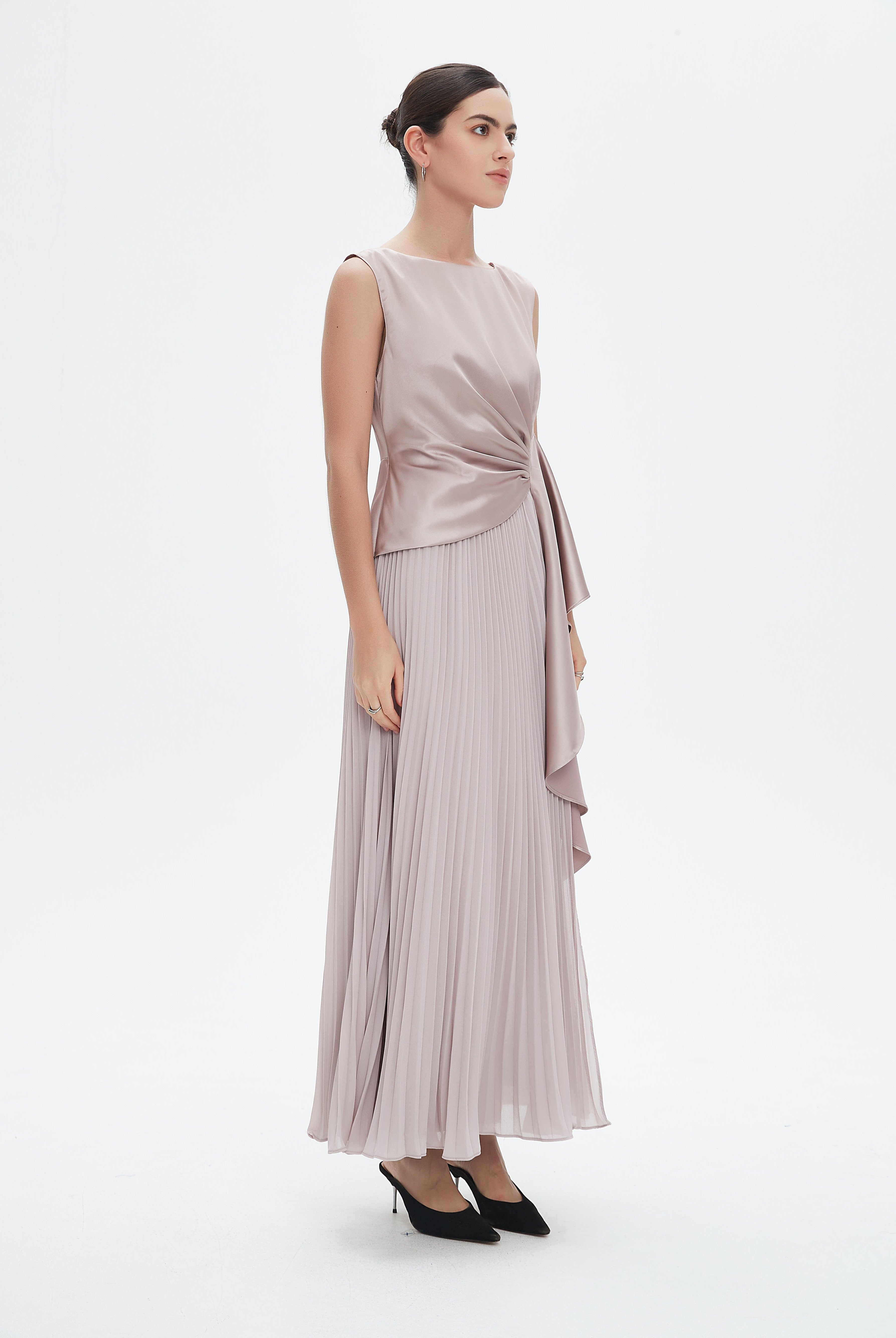 نتشي فستان ماكسي بدون أكمام سادة بليسيه من اسفل