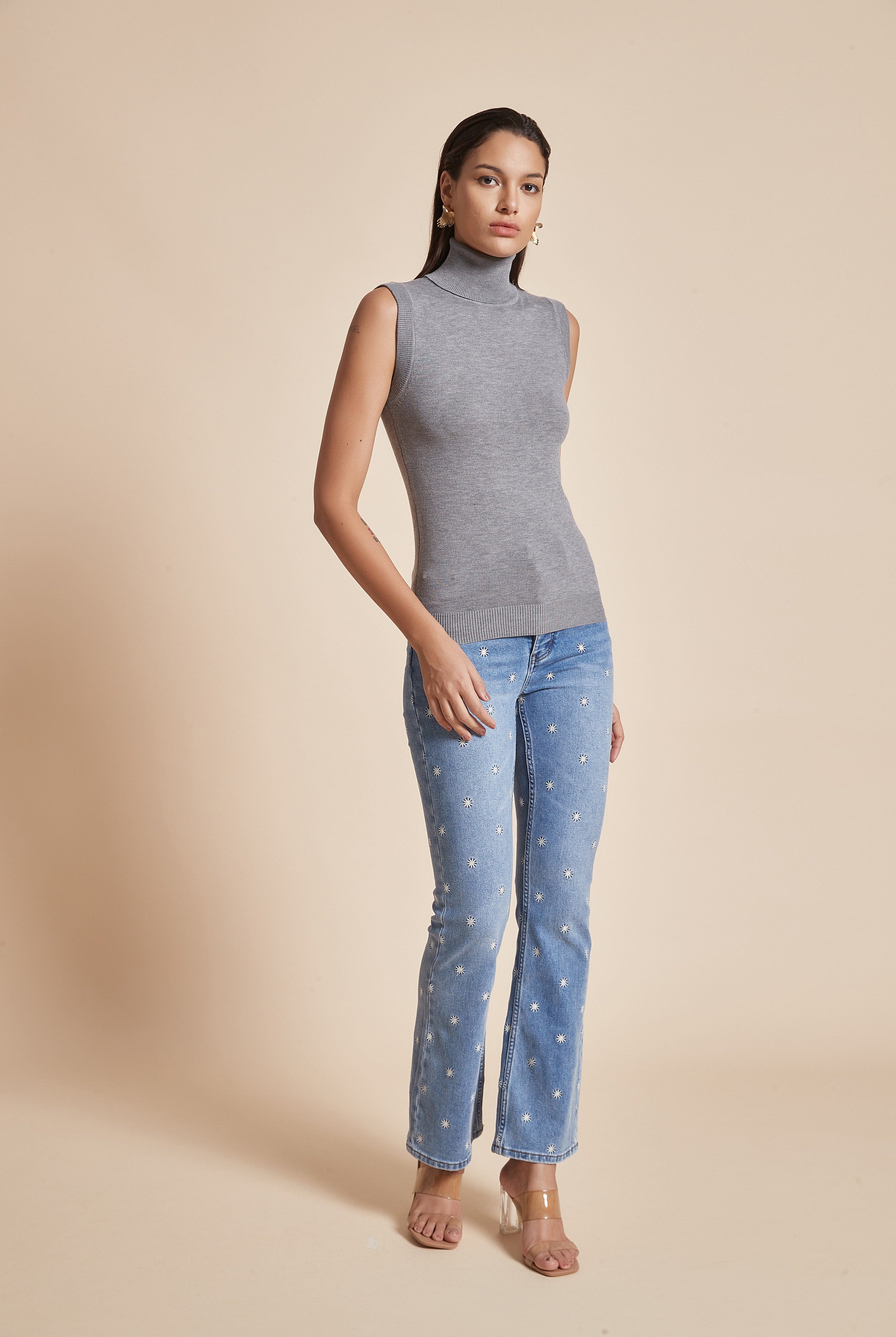 يولا بلوزة سادة نسائية بدون أكمام ورقبة عالبة