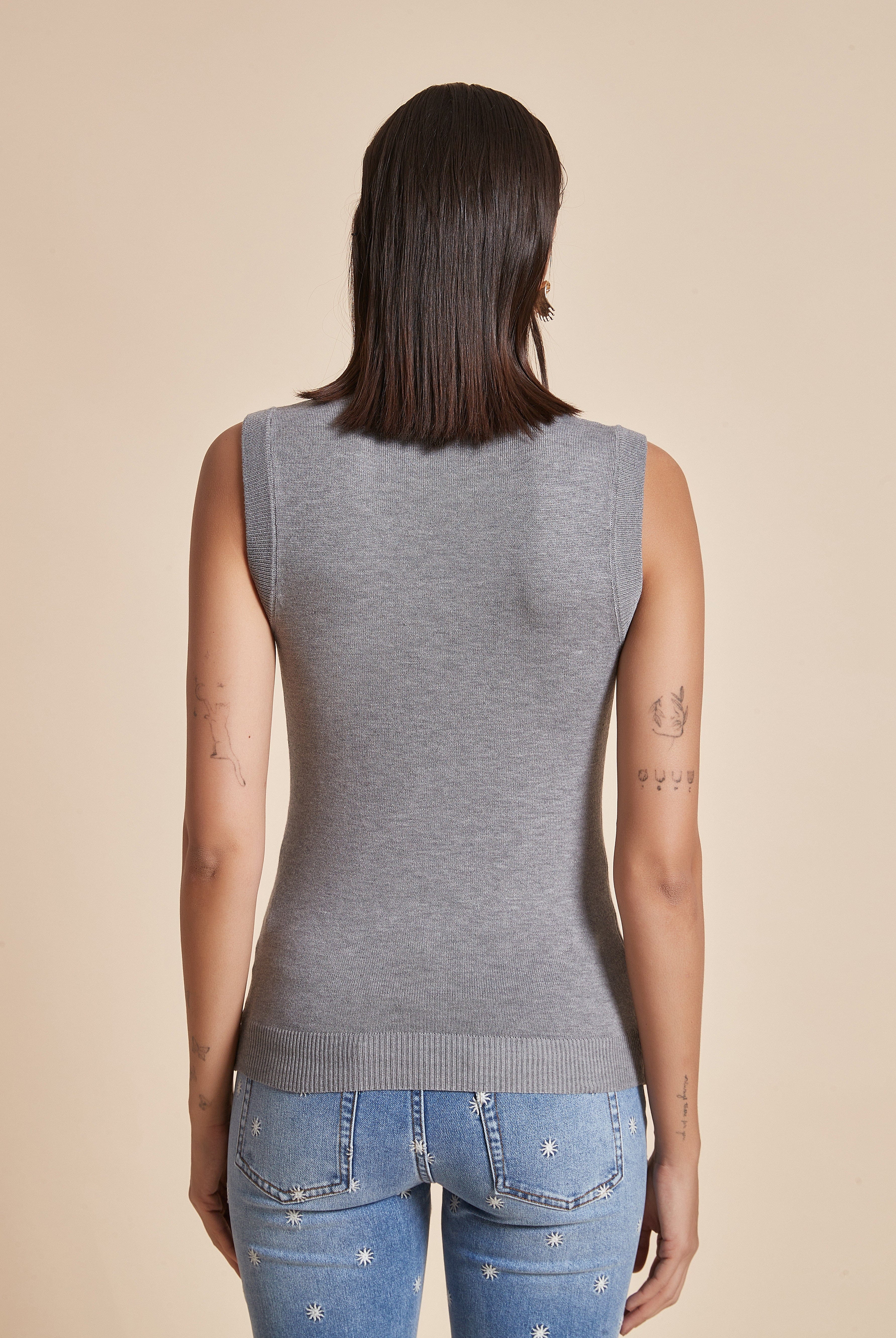 يولا بلوزة سادة نسائية بدون أكمام ورقبة عالبة