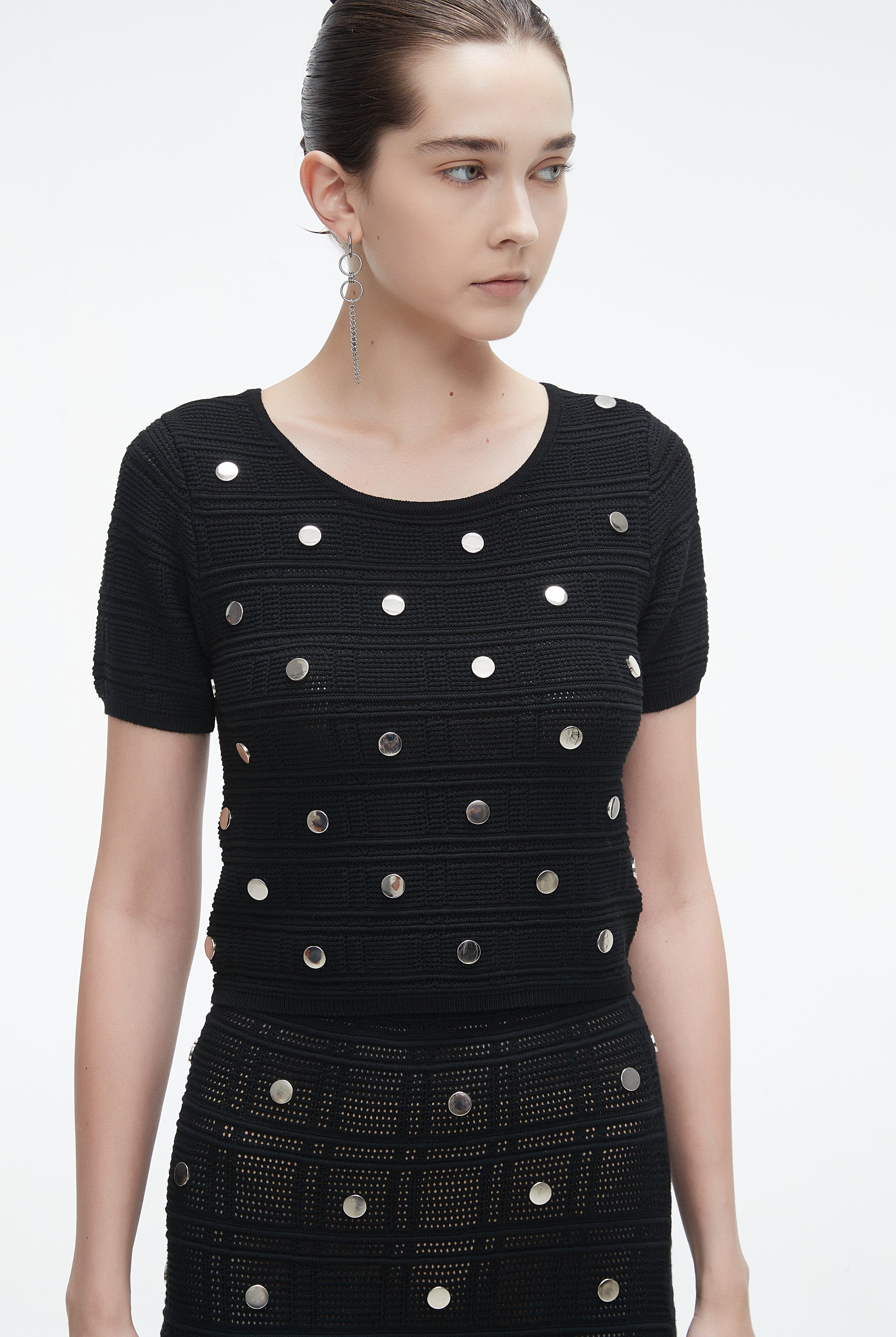 يولا بلوزة نسائية نص كم برقبة دائرية وخصر كشكش