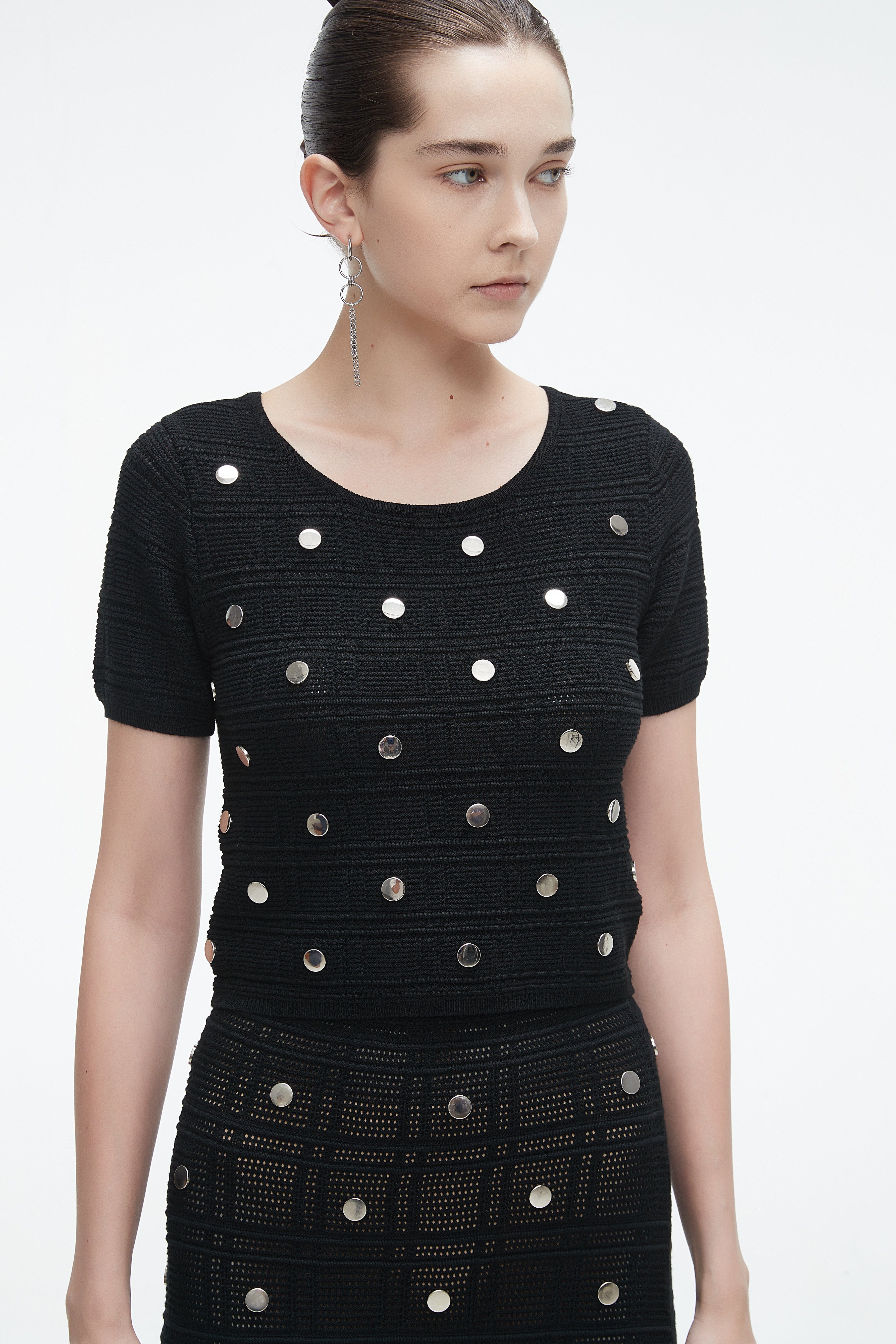 يولا بلوزة نسائية نص كم برقبة دائرية وخصر كشكش