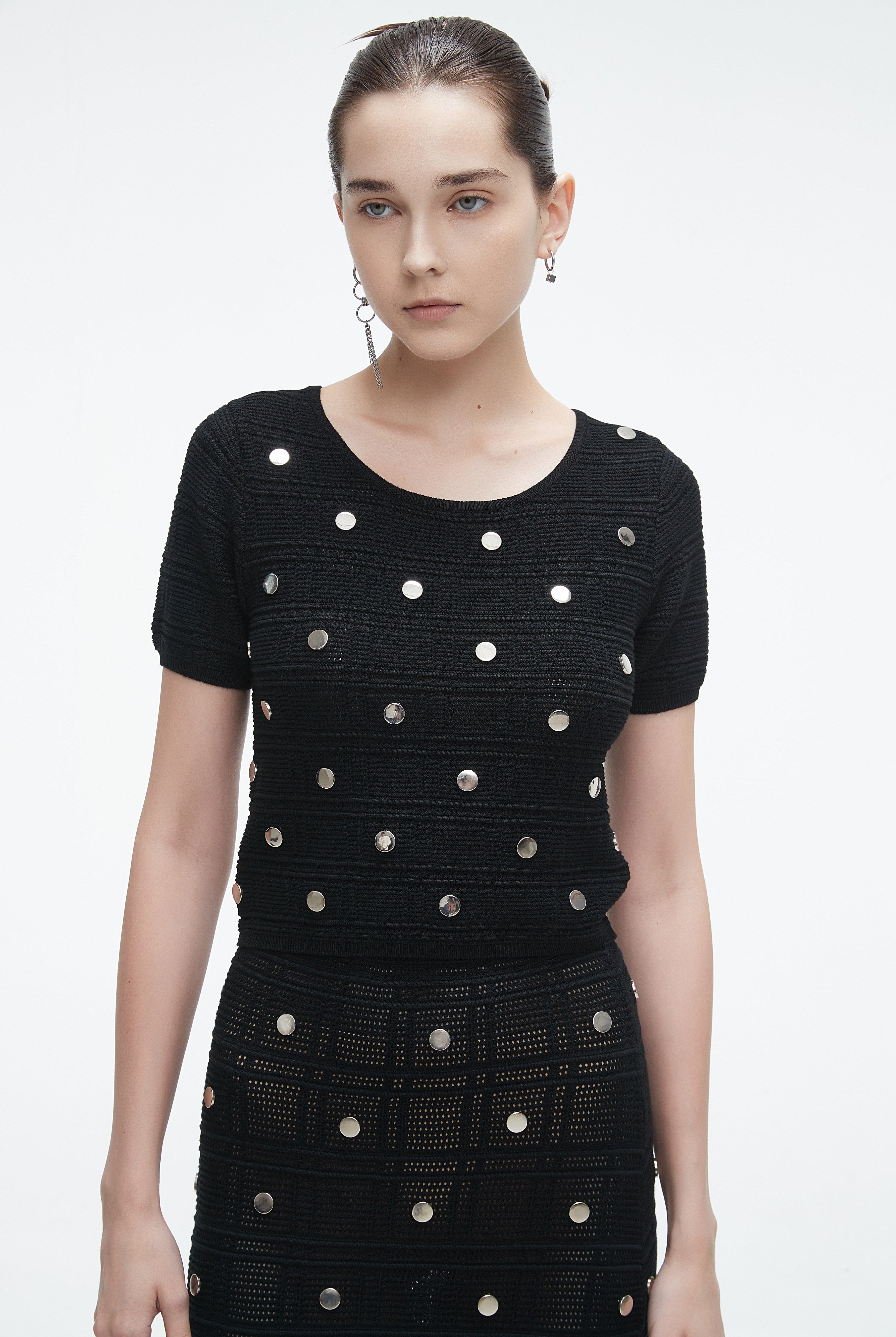 يولا بلوزة نسائية نص كم برقبة دائرية وخصر كشكش