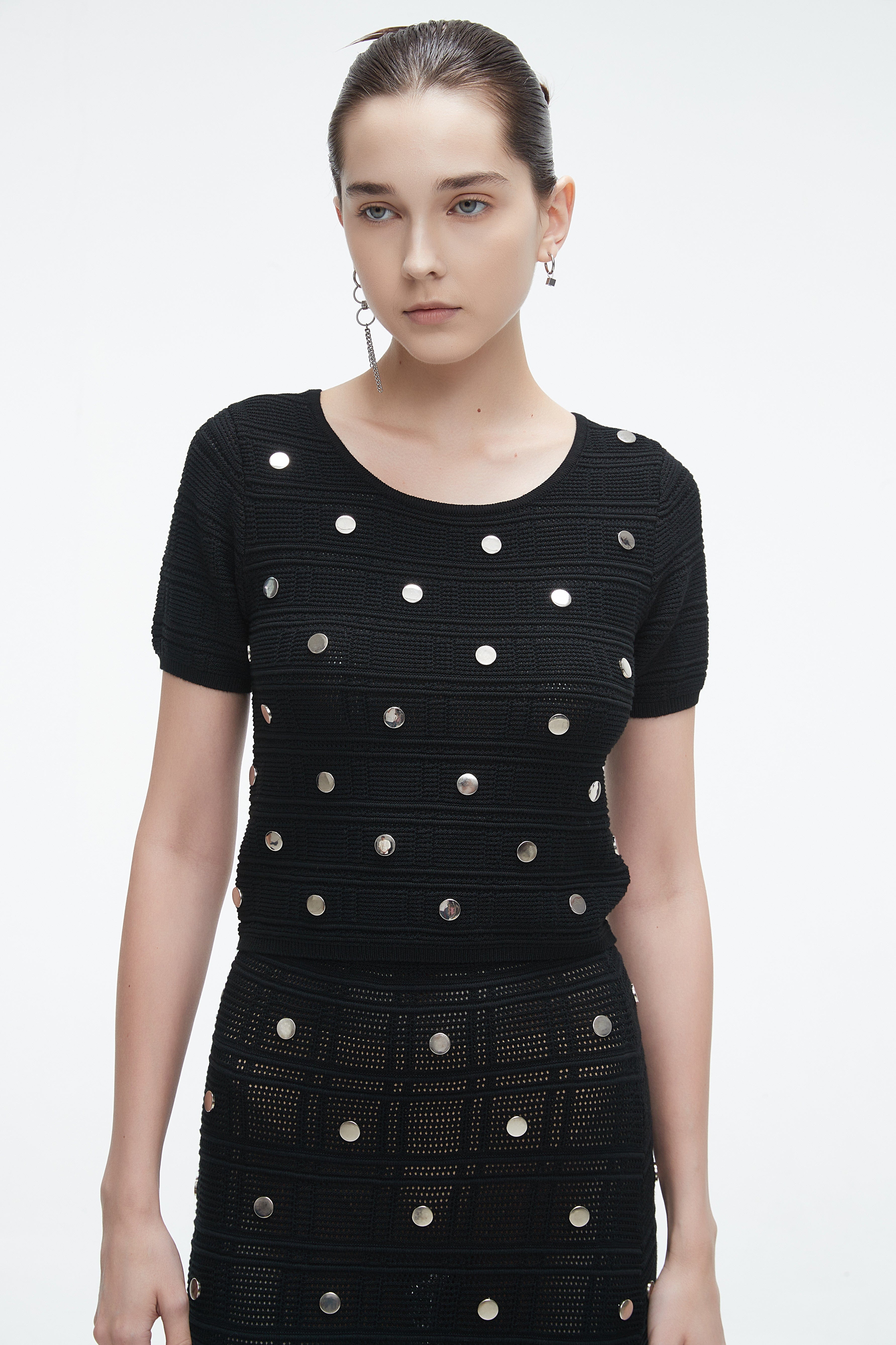 يولا بلوزة نسائية نص كم برقبة دائرية وخصر كشكش