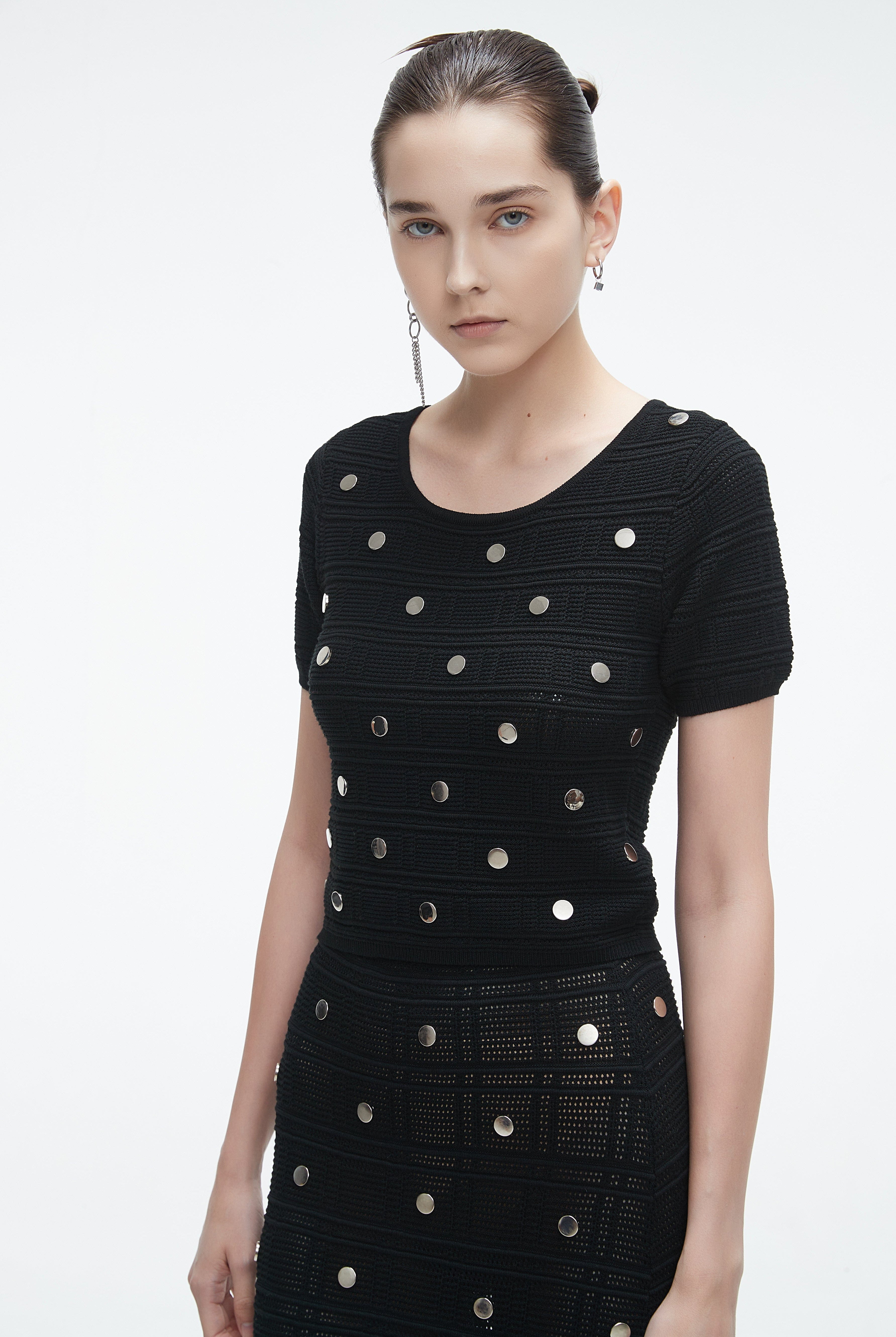 يولا بلوزة نسائية نص كم برقبة دائرية وخصر كشكش