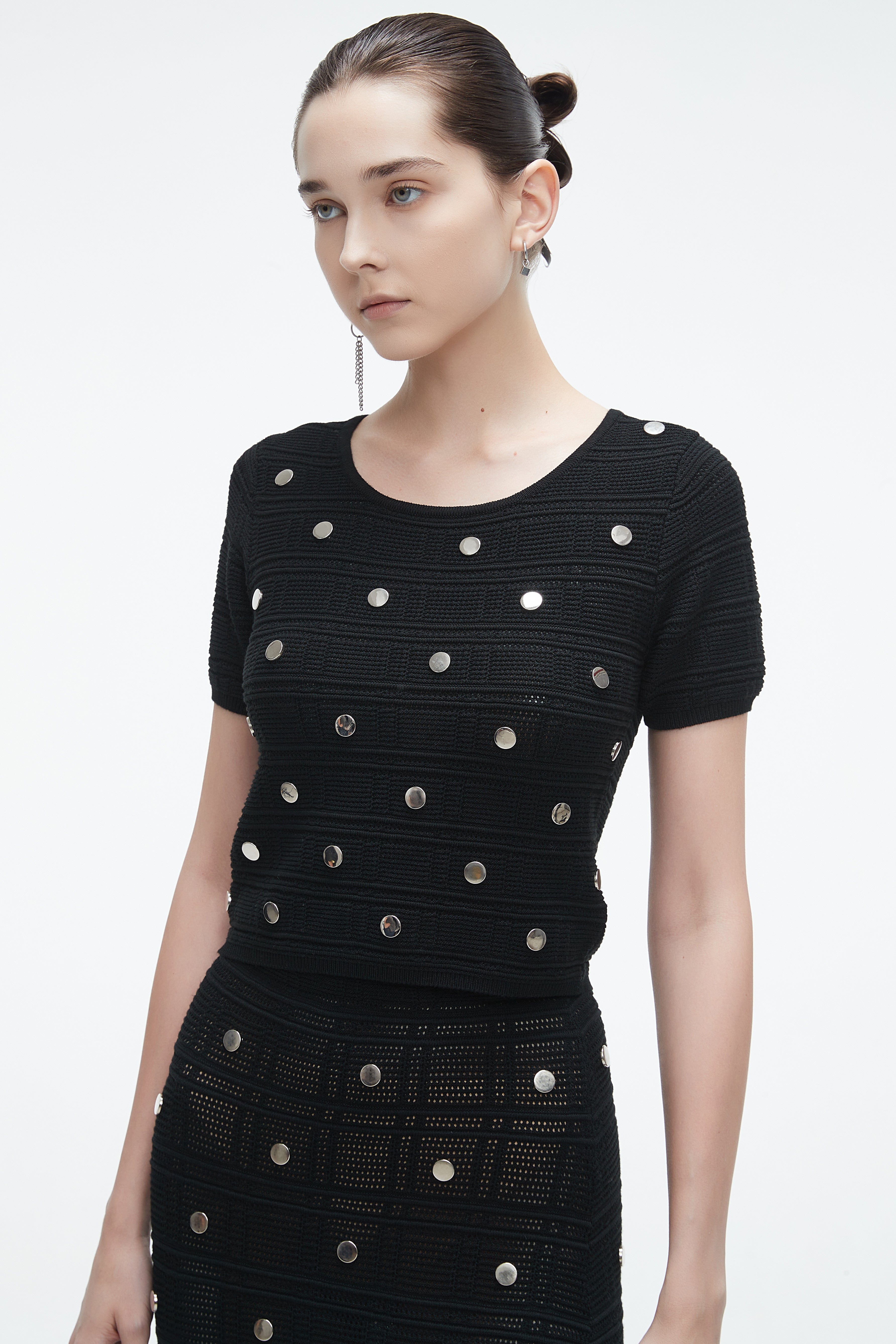 يولا بلوزة نسائية نص كم برقبة دائرية وخصر كشكش