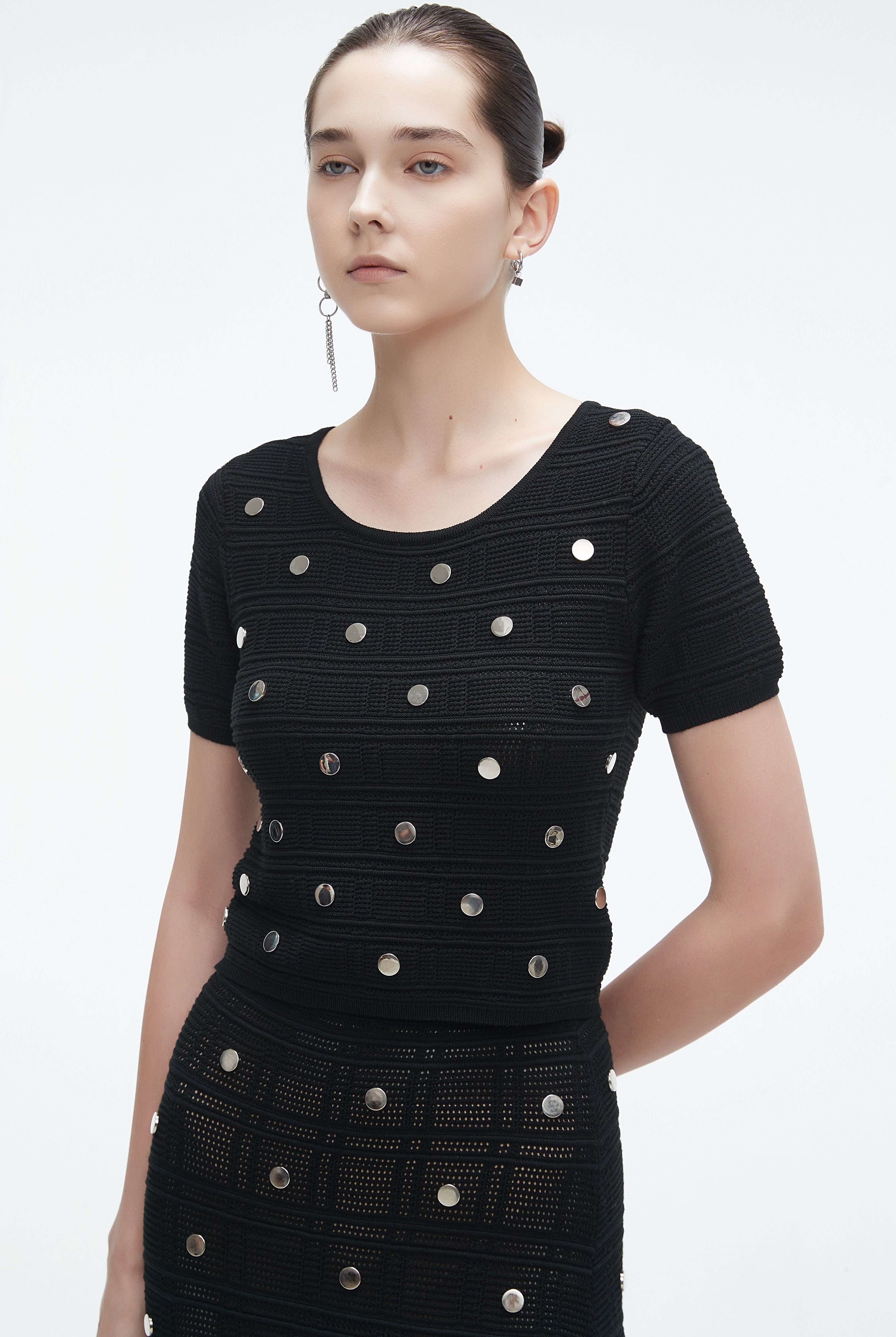 يولا بلوزة نسائية نص كم برقبة دائرية وخصر كشكش