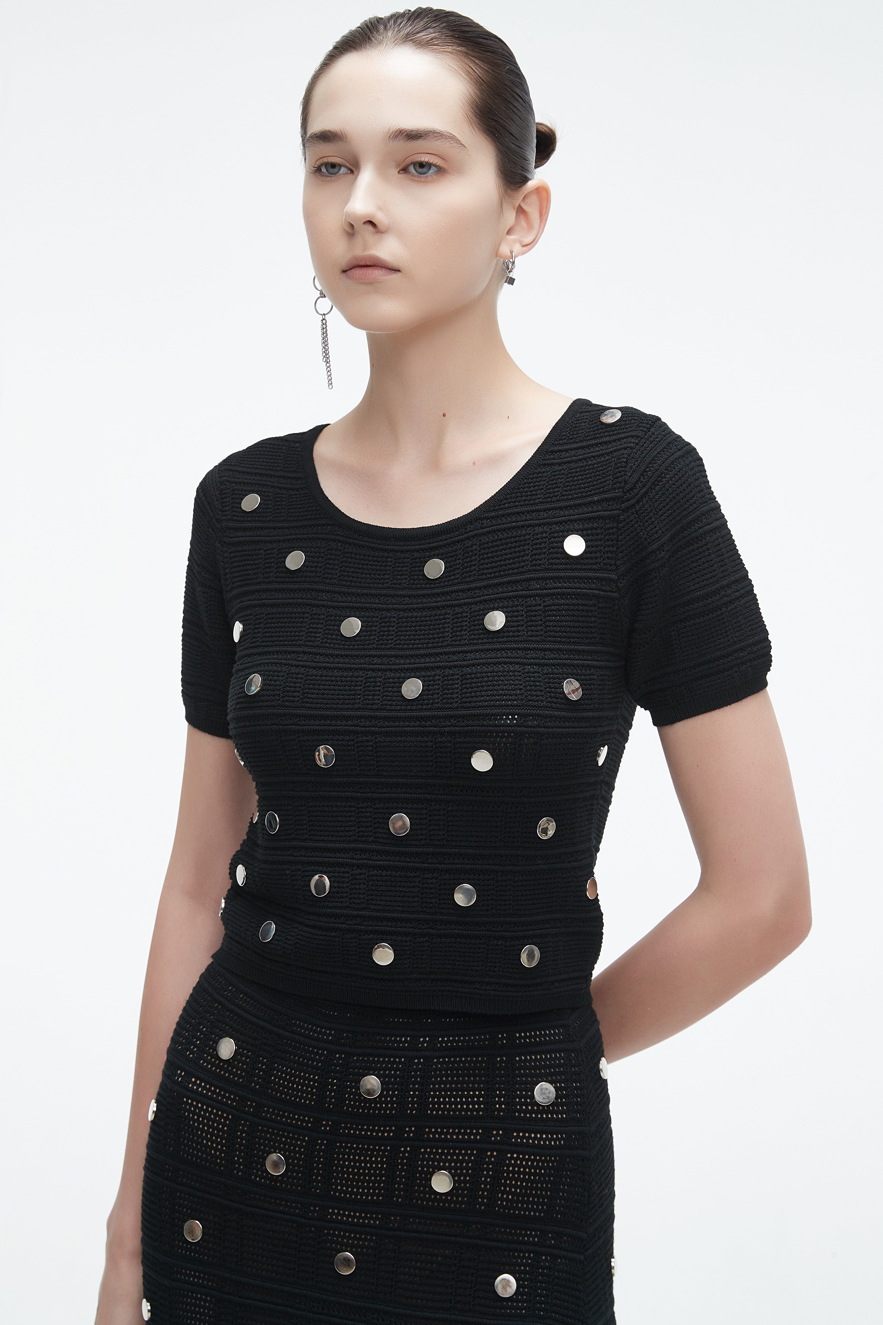 يولا بلوزة نسائية نص كم برقبة دائرية وخصر كشكش