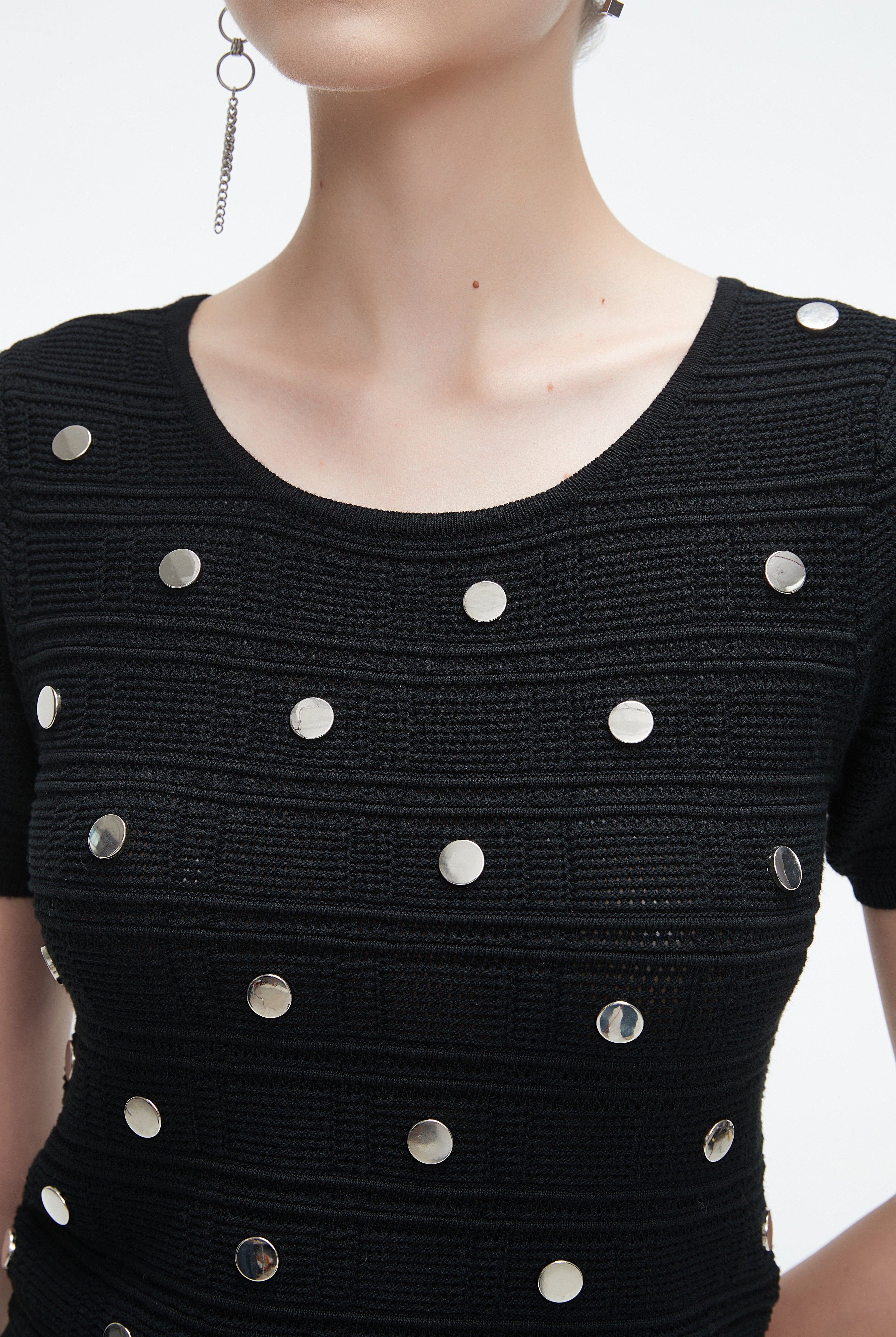 يولا بلوزة نسائية نص كم برقبة دائرية وخصر كشكش