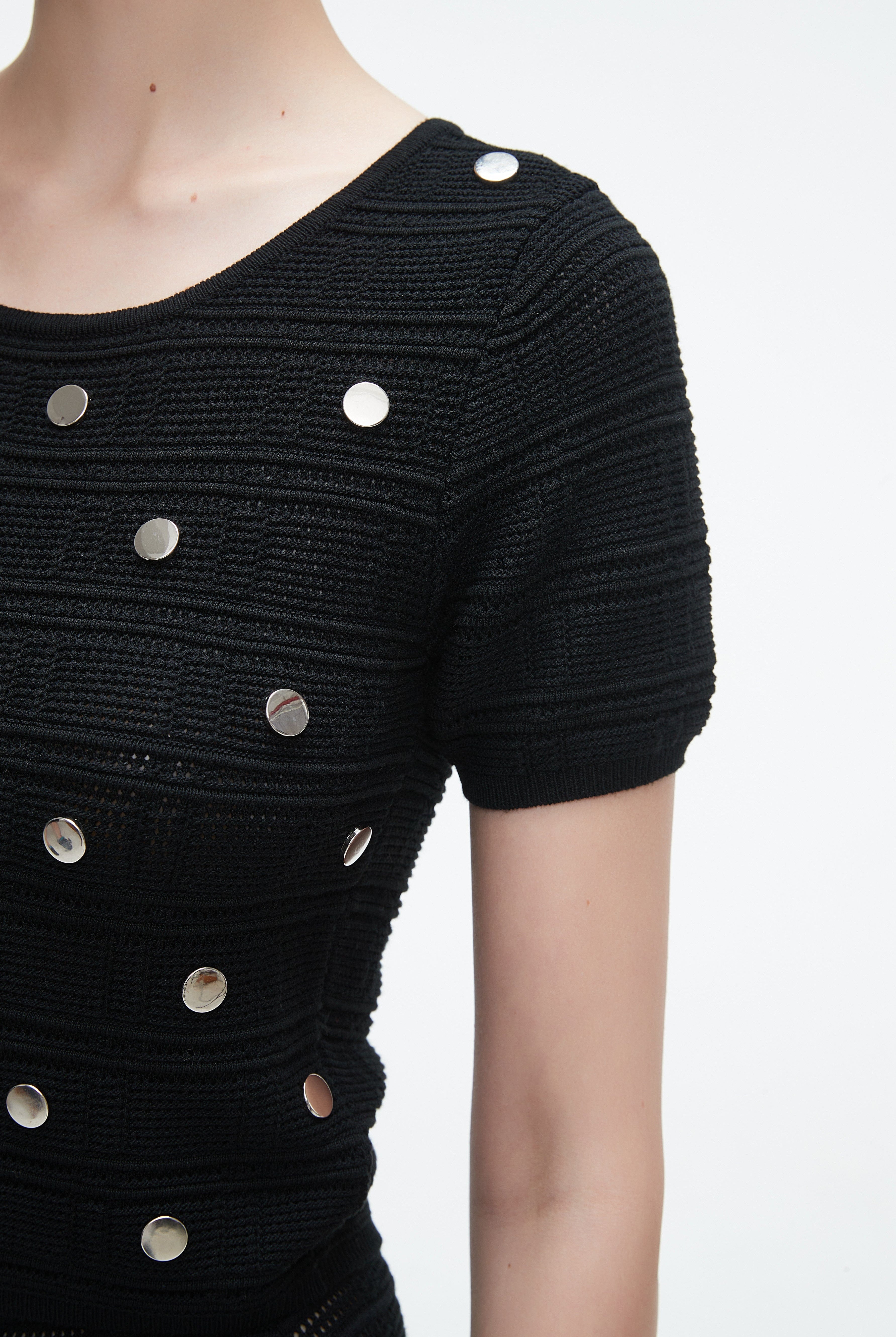 يولا بلوزة نسائية نص كم برقبة دائرية وخصر كشكش