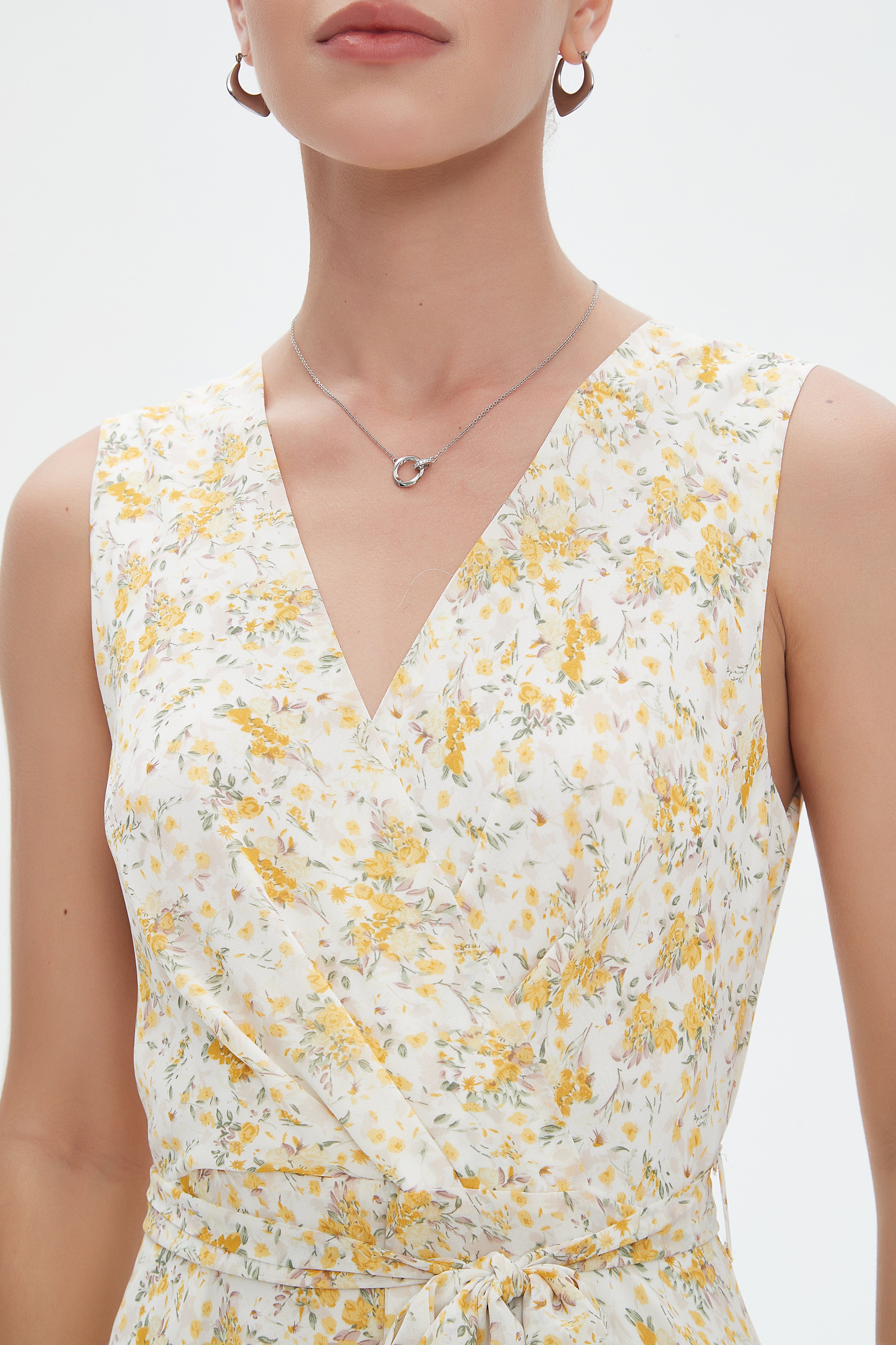 نتشي فستان ميدي مشجر بدون أكمام بفتحة صدر سبعة