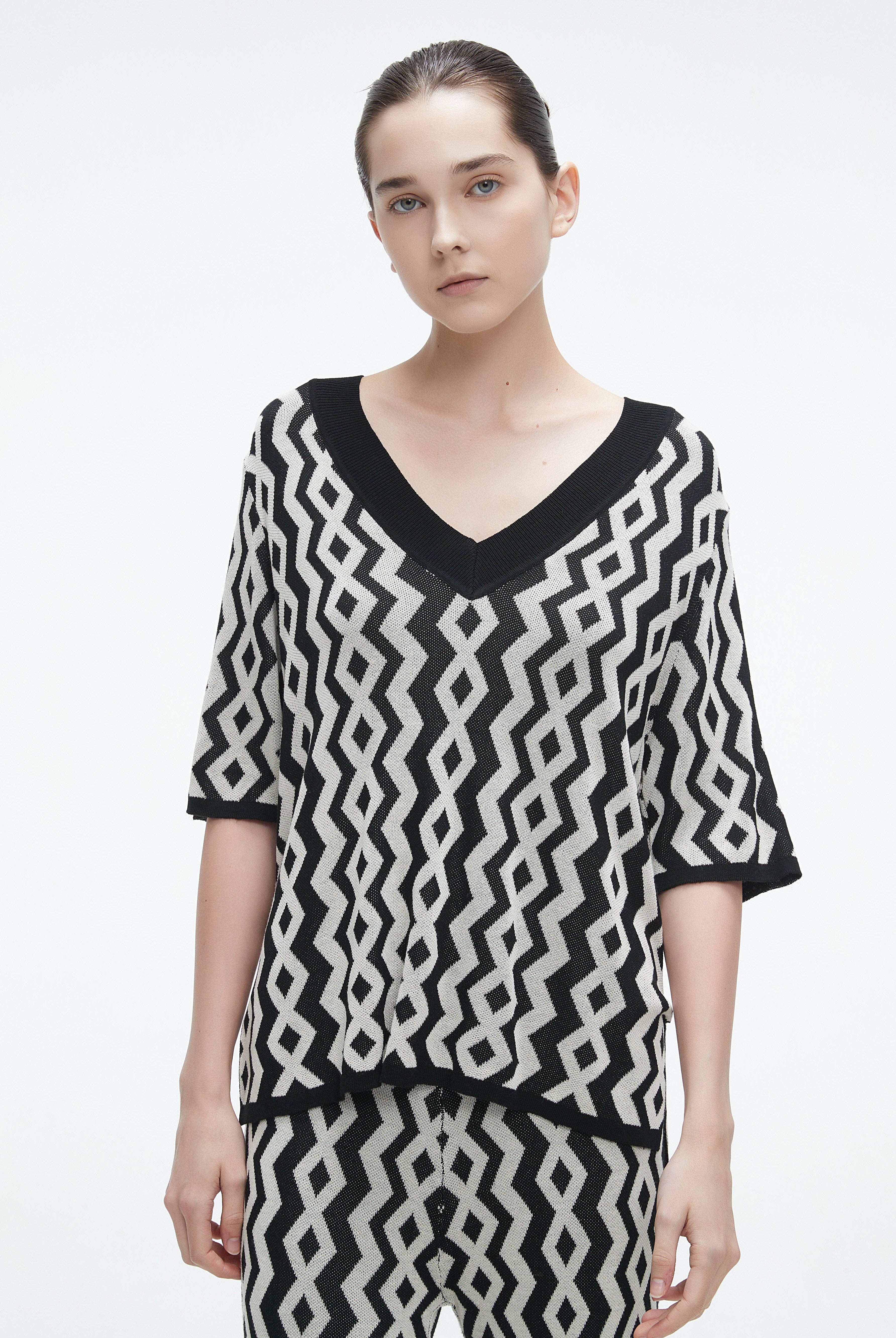 يولا بلوزة نسائية منقوشة نص كم برقبة V