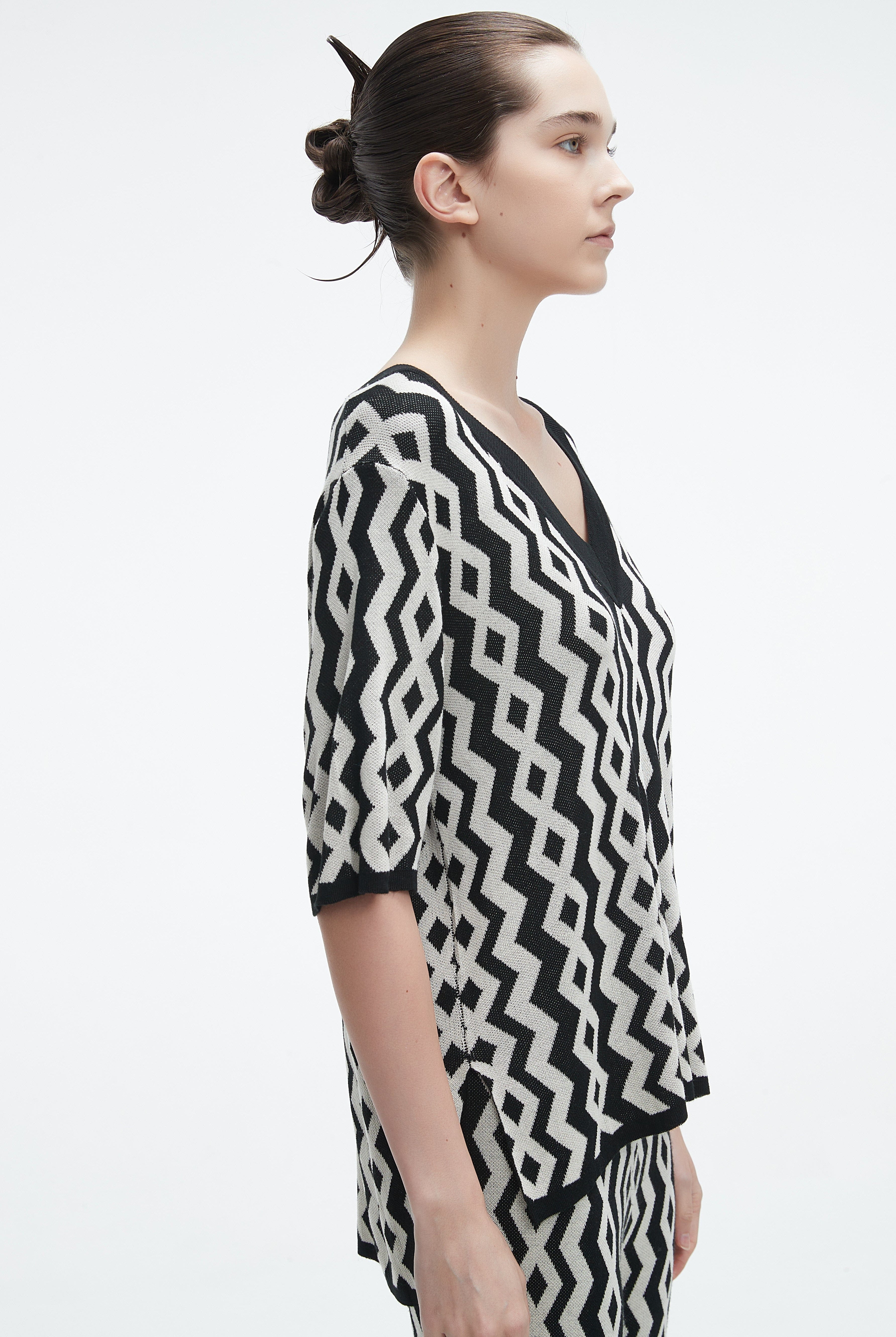 يولا بلوزة نسائية منقوشة نص كم برقبة V