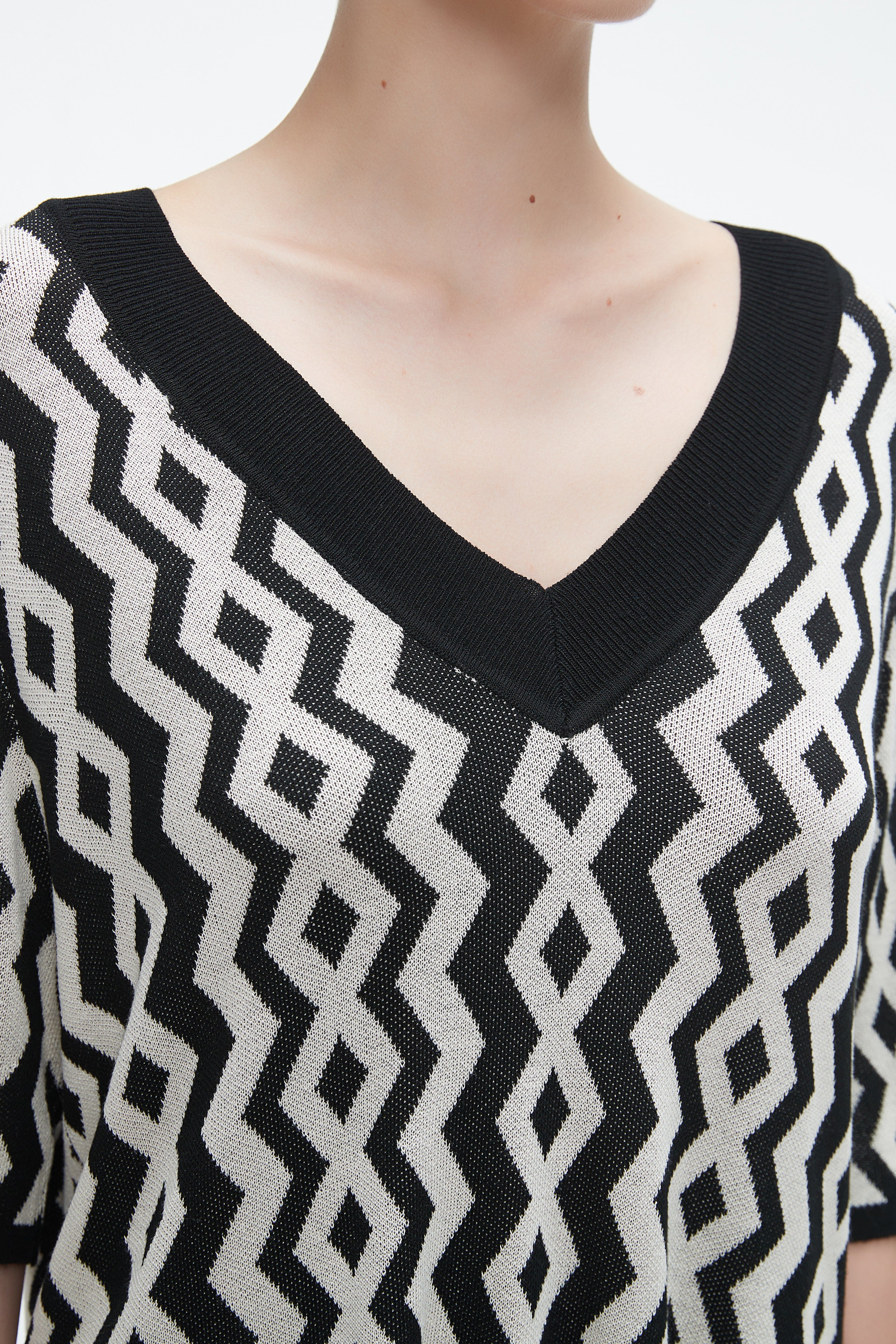 يولا بلوزة نسائية منقوشة نص كم برقبة V