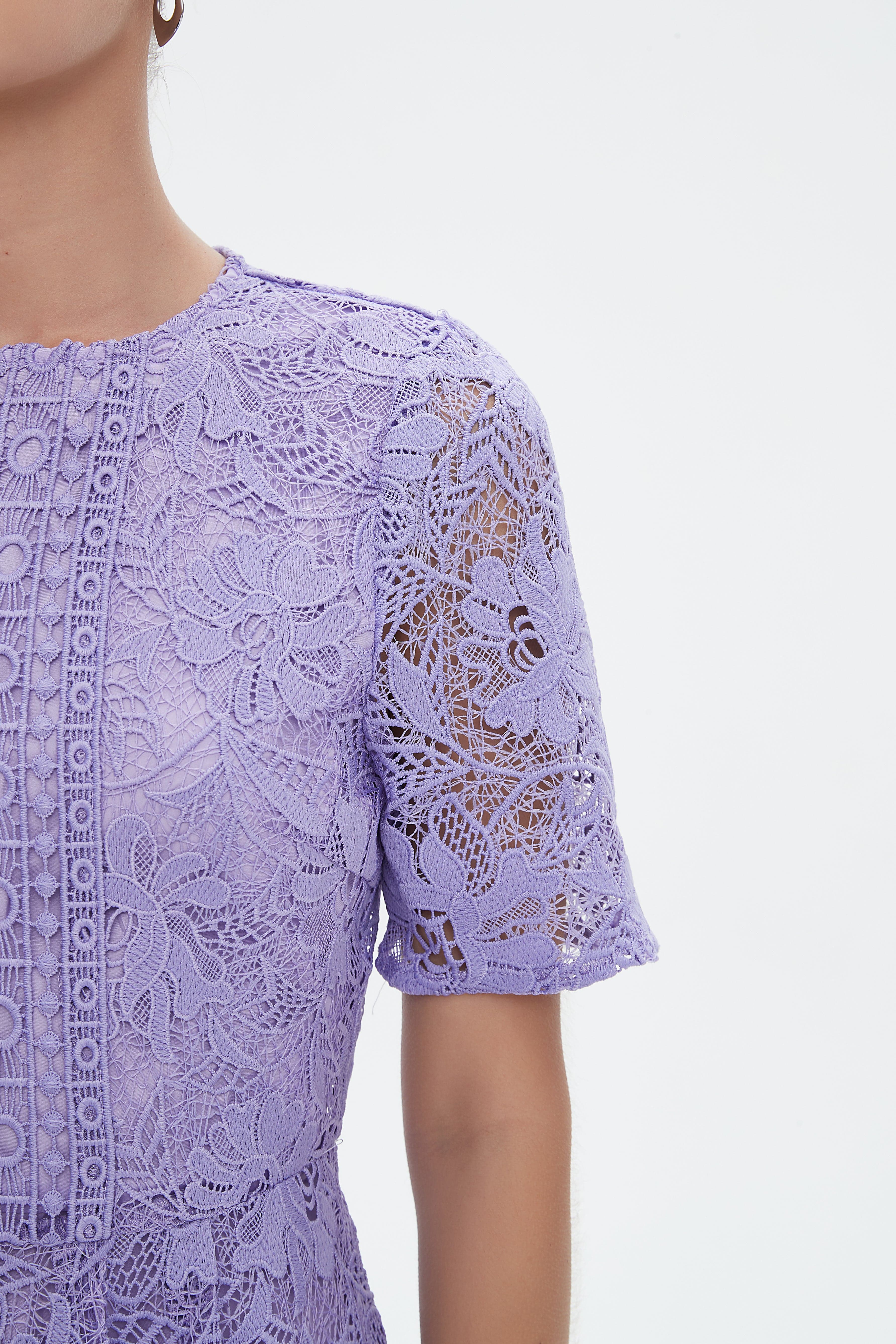 نتشي فستان ميدي بأكمام قصيرة بتطريز مشجر